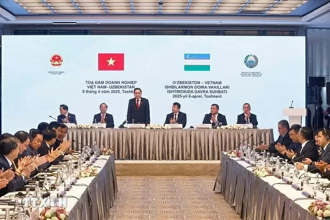 NA Chairman Tran Thanh Man attends Vietnam-Uzbekistan business dialogue