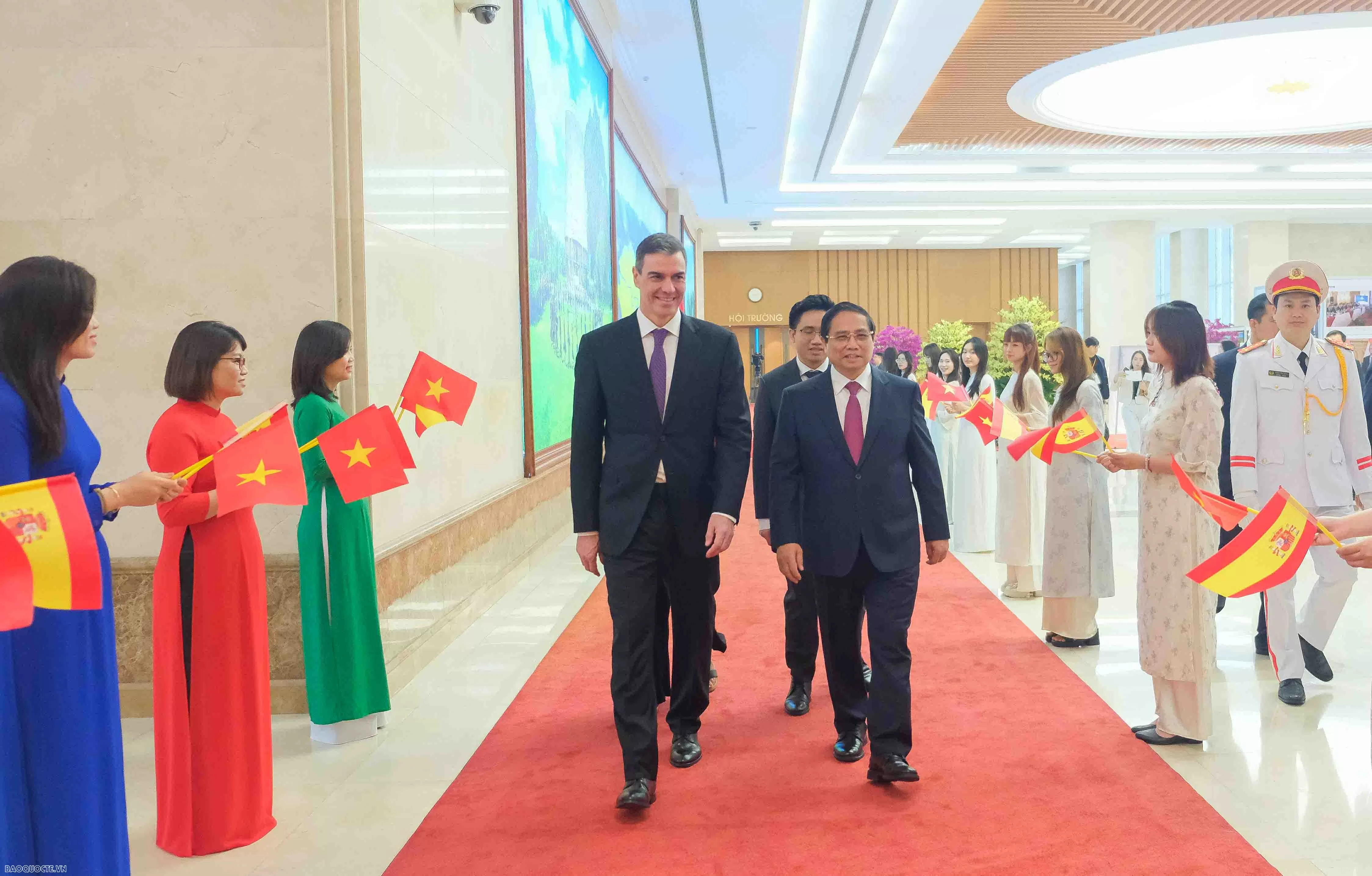 Trong 48 năm qua, quan hệ hữu nghị và hợp tác giữa hai nước đã có nhiều bước phát triển không ngừng và mở rộng quan hệ hợp tác song phương trên nhiều lĩnh vực. Nhìn về phía trước, có thể thấy rằng quan hệ đối tác chiến lược Việt Nam-Tây Ban Nha đã sẵn sàng để phát triển sâu rộng, mạnh mẽ và toàn diện hơn. Trong 48 năm qua, quan hệ hữu nghị và hợp tác giữa hai nước đã có nhiều bước phát triển không ngừng và mở rộng quan hệ hợp tác song phương trên nhiều lĩnh vực. Nhìn về phía trước, có thể thấy rằng quan hệ đối tác chiến lược Việt Nam-Tây Ban Nha đã sẵn sàn