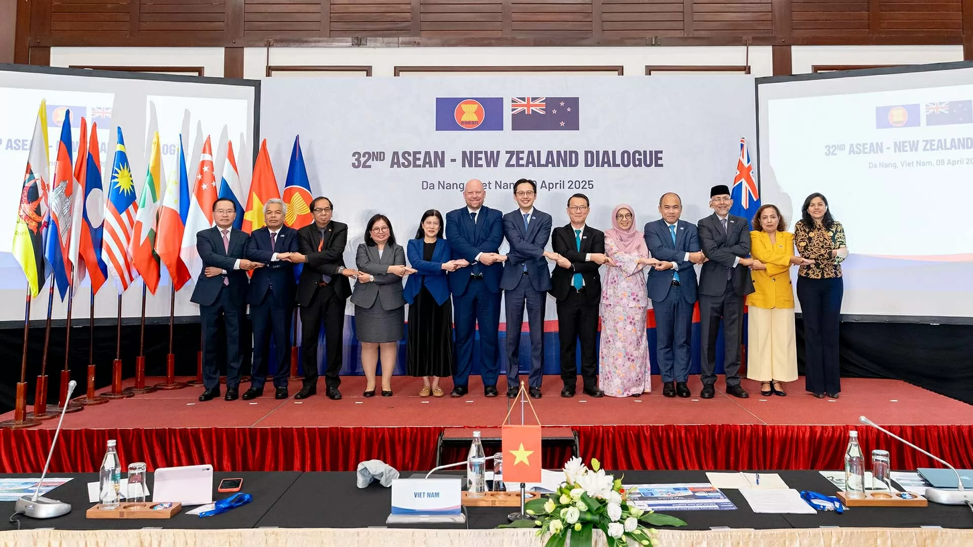 Deputy FM Do Hung Viet and New Zealand counterpart co-chaired 32nd ASEAN- New Zealand dialogue in Da Nang Deputy FM Do Hung Viet and New Zealand counterpart co-chaired 32nd ASEAN- New Zealand dialogue in Da Nang