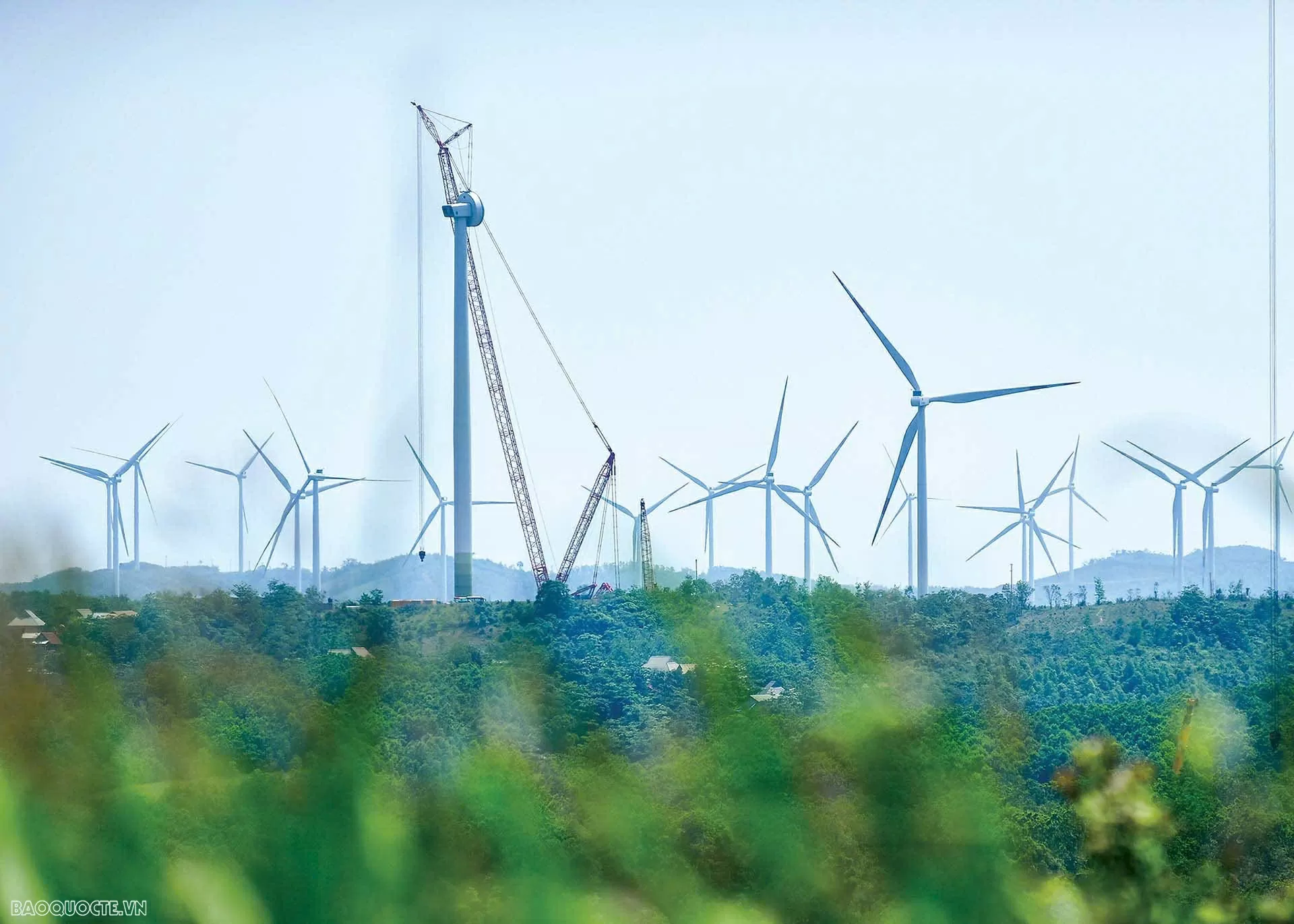 Hệ thống điện gió tại Quảng Trị. (Ảnh: Nguyễn Hồng) Hệ thống điện gió tại Quảng Trị. (Ảnh: Nguyễn Hồng)