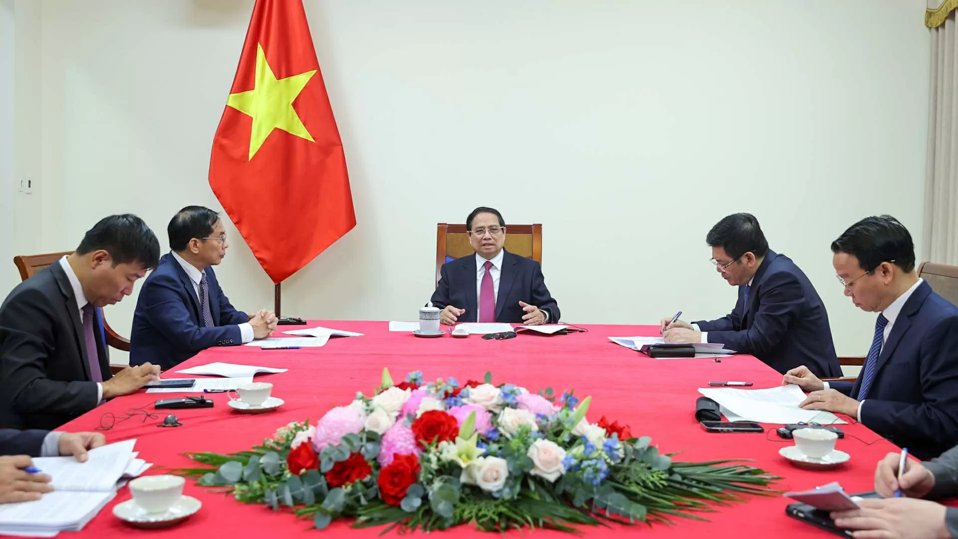Vietnam, New Zealand Prime Ministers hold phone talks