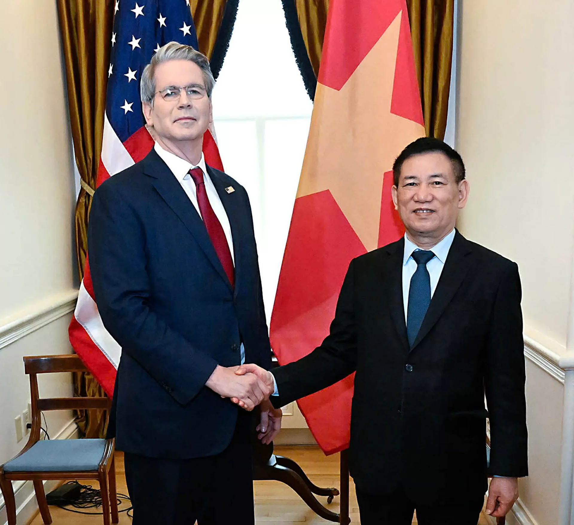 Deputy Prime Minister Ho Duc Phoc meets with US Treasury Secretary Scott Bessent, lead US negotiator for trade talks with Vietnm