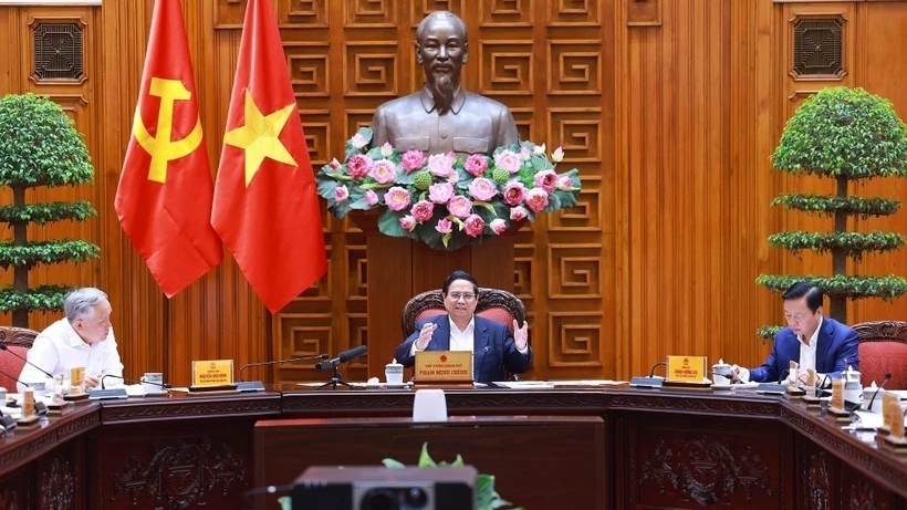 Prime Minister chairs a cabinet meeting, emphasizing trade talks with US in Vietnam's global trade relations