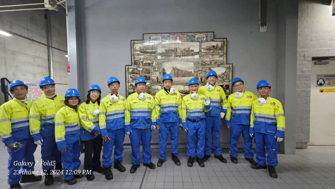 Đại sứ Ngô Hướng Nam thăm nhà máy điện rác Amsterdam lớn nhất tại châu Âu. Đại sứ Ngô Hướng Nam thăm nhà máy điện rác Amsterdam lớn nhất tại châu Âu.