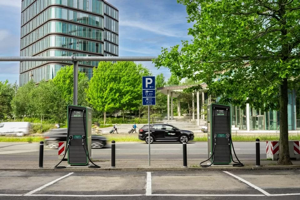 Năm 2022, start-up công nghệ giao thông Viggo ra mắt những trạm sạc siêu nhanh đầu tiên tại trung tâm Copenhagen, đánh dấu một cột mốc đặc biệt trong hành trình xanh của thủ đô Đan Mạch. (Nguồn: Via Ritzau) Năm 2022, start-up công nghệ giao thông Viggo ra mắt những trạm sạc siêu nhanh đầu tiên tại trung tâm Copenhagen, đánh dấu một cột mốc đặc biệt trong hành trình xanh của thủ đô Đan Mạch. (Nguồn: Via Ritzau)