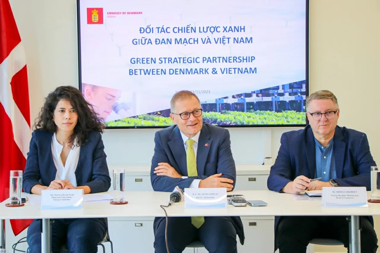 Trong cuộc họp báo hồi tháng 11/2023, Đại sứ Nicolai Prytz khẳng định Việt Nam và Đan Mạch đều hướng đến một mục tiêu chung là một tương lai xanh. (Nguồn: Báo Thanh Niên)