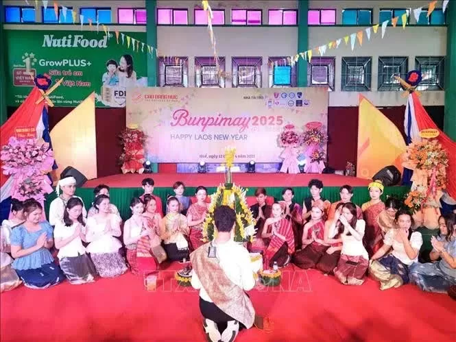 Lao students in Vietnam celebrate traditional Bunpimay Festival. (Photo: VNA) Lao students in Vietnam celebrate traditional Bunpimay Festival. (Photo: VNA)