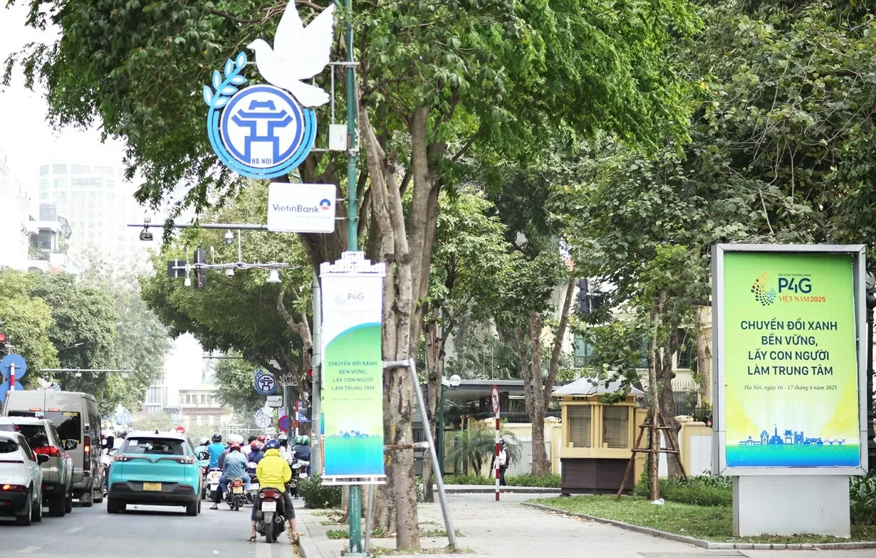 Pano cỡ lớn được đặt trang trọng trên phố Điện Biên Phủ (quận Ba Đinh) chào mừng Hội nghị thượng đỉnh P4G. (Ảnh: Thành Long) Pano cỡ lớn được đặt trang trọng trên phố Điện Biên Phủ (quận Ba Đinh) chào mừng Hội nghị thượng đỉnh P4G. (Ảnh: Thành Long)