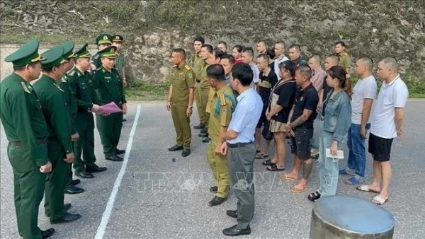 Quang Binh authorities receive 16 Vietnamese nationals handed over by Lao police