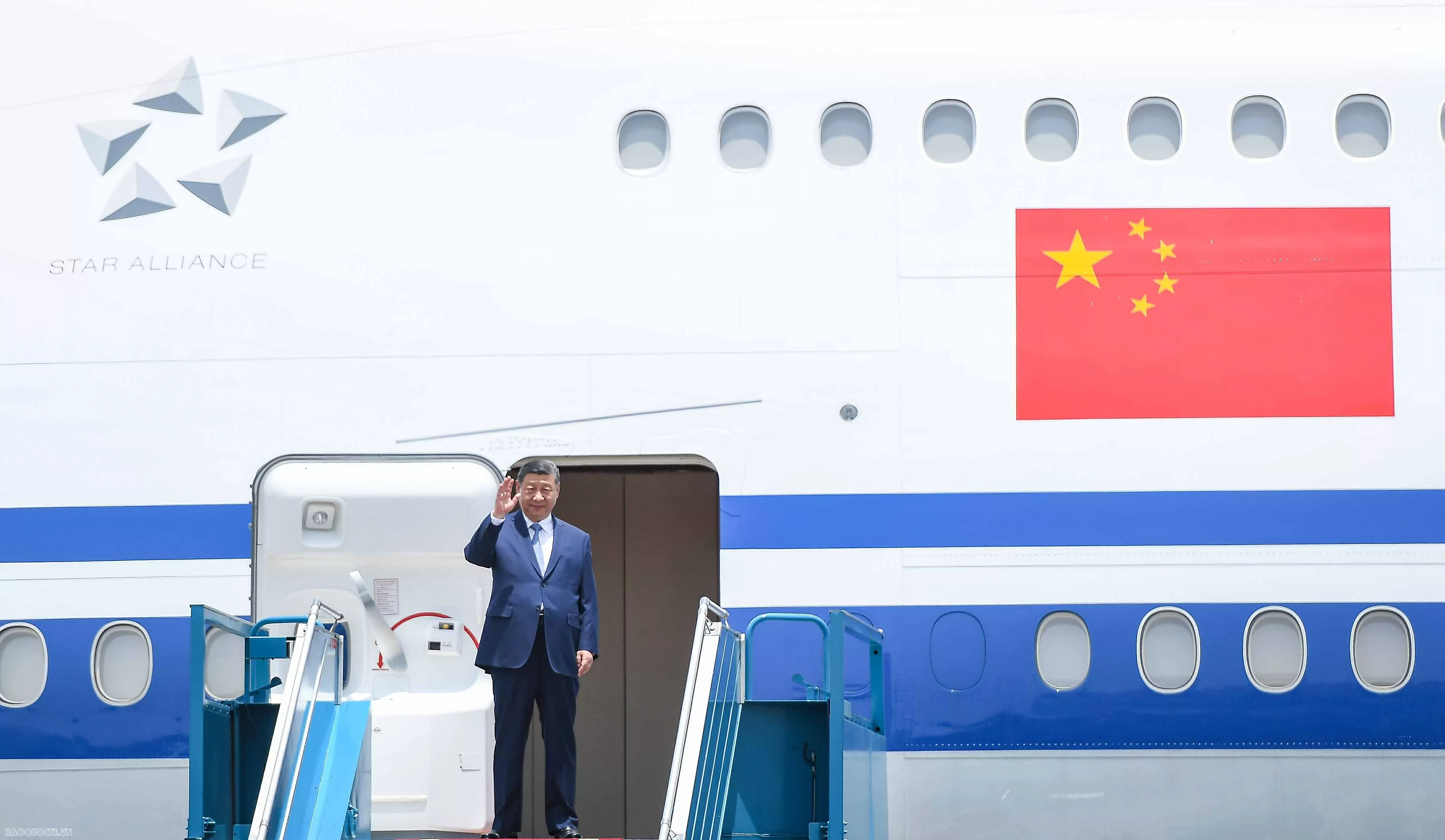 Party General Secretary, President of China Xi Jinping begins state visit to Vietnam