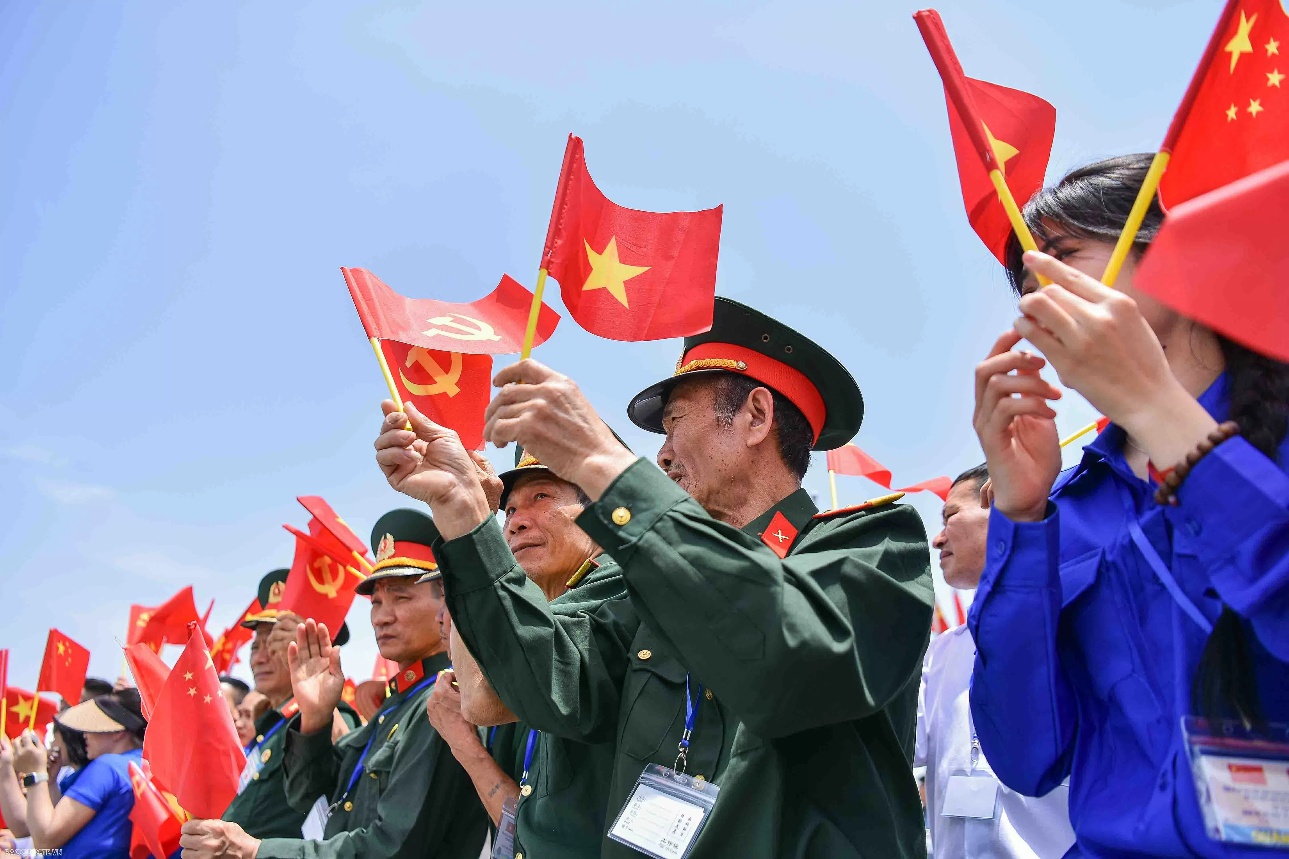 Party General Secretary, President of China Xi Jinping begins state visit to Vietnam