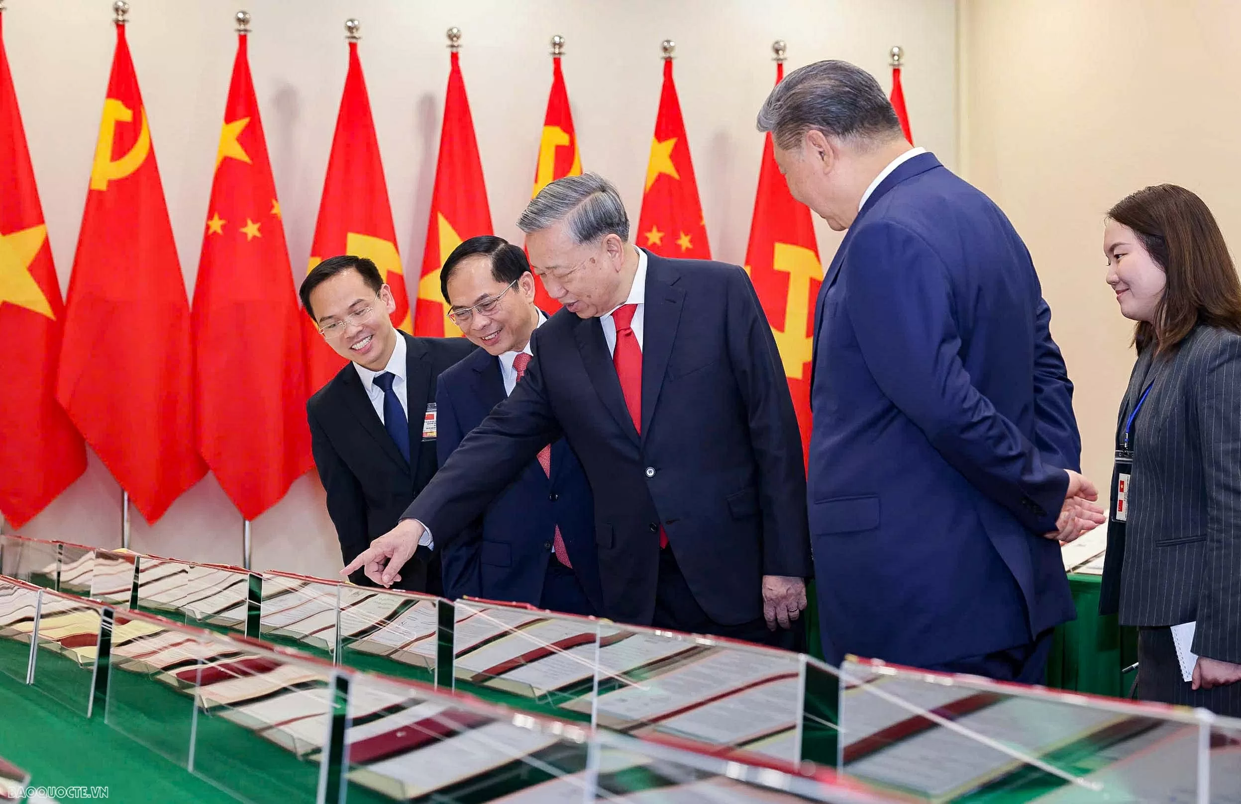 Vietnam, China top leaders hold talks in Hanoi