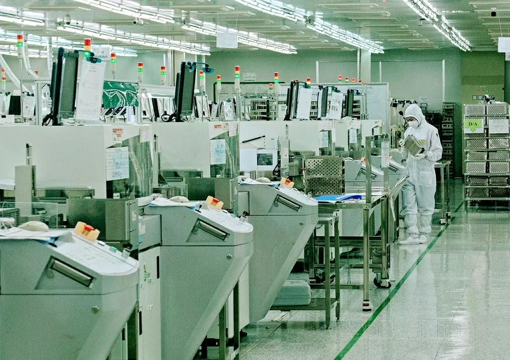 2. Dây chuyền sản xuất công nghệ cao, thân thiện mới môi trường tại Công ty CP CrucialTec Vina (KCN Yên Phong). 2. Dây chuyền sản xuất công nghệ cao, thân thiện mới môi trường tại Công ty CP CrucialTec Vina (KCN Yên Phong).