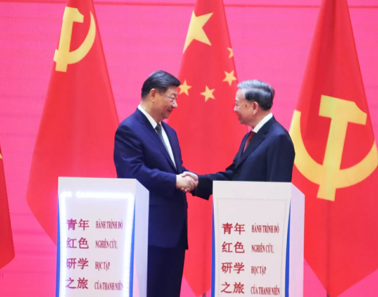 Tổng Bí thư Tô Lâm và Tổng Bí thư, Chủ Tịch nước Trung Quốc Tập Cận Bình bắt tay hữu nghị. (Ảnh: Thành Long) Tổng Bí thư Tô Lâm và Tổng Bí thư, Chủ Tịch nước Trung Quốc Tập Cận Bình bắt tay hữu nghị. (Ảnh: Thành Long)