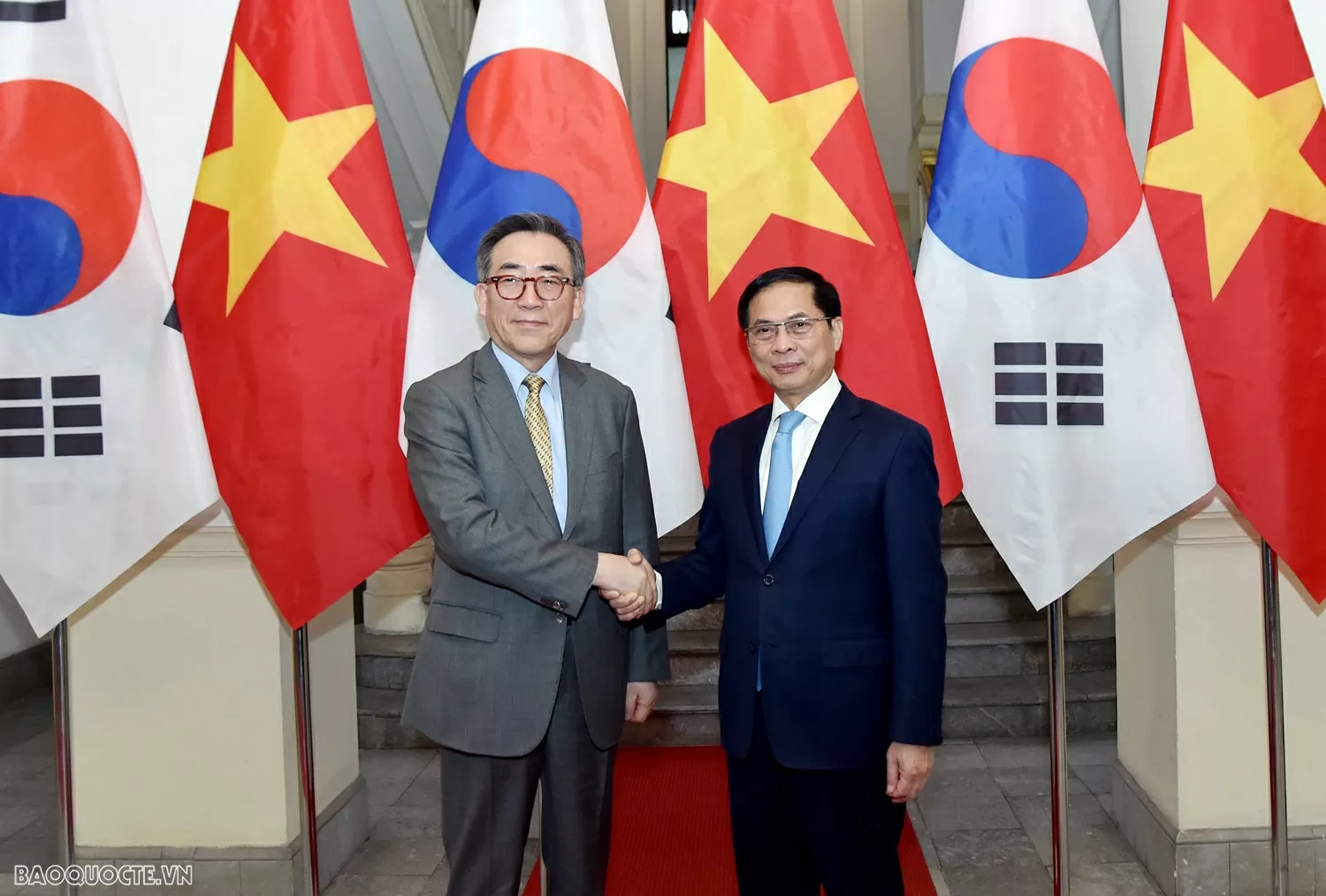 Deputy PM, FM Bui Thanh Son and Korean FM Cho Tae Yul hold talks in Hanoi