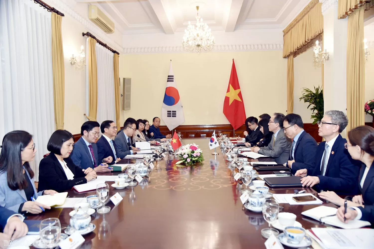 Deputy PM, FM Bui Thanh Son and Korean FM Cho Tae Yul hold talks in Hanoi