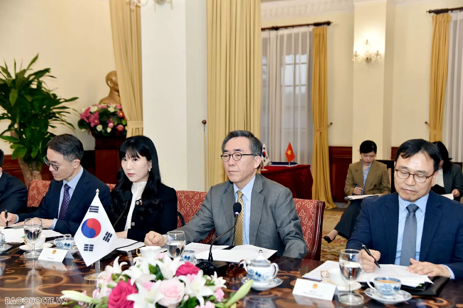 Deputy PM, FM Bui Thanh Son and Korean FM Cho Tae Yul hold talks in Hanoi