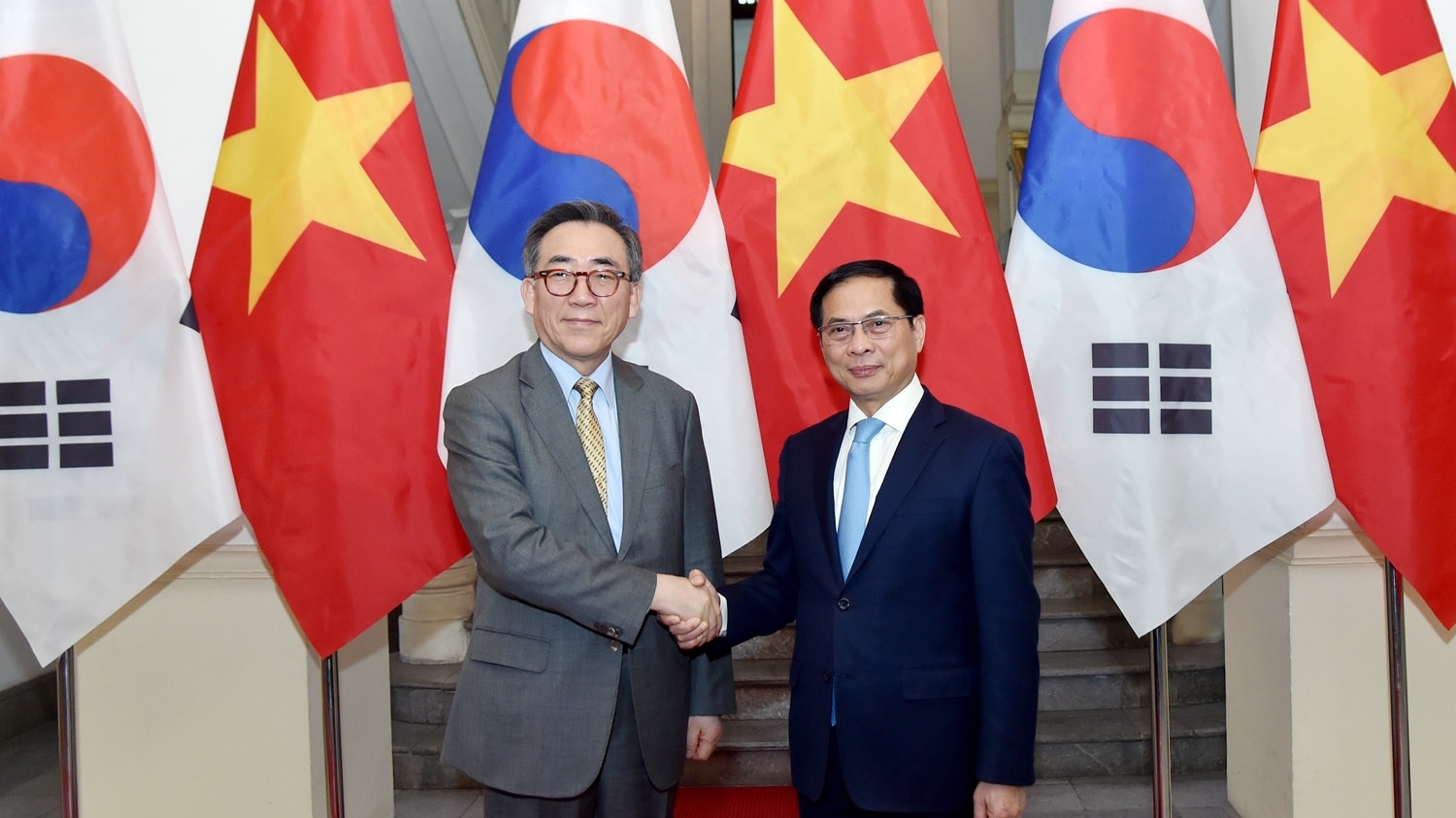 Deputy PM, FM Bui Thanh Son and Korean FM Cho Tae Yul hold talks in Hanoi