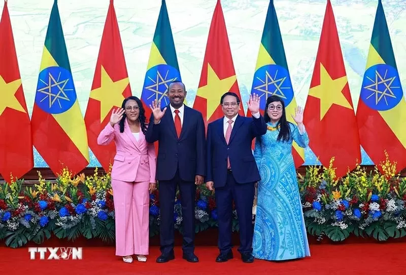 Thủ tướng Phạm Minh Chính và Phu nhân cùng Thủ tướng Ethiopia Abiy Ahmed Ali và Phu nhân chụp ảnh chung. (Nguồn: TTXVN)