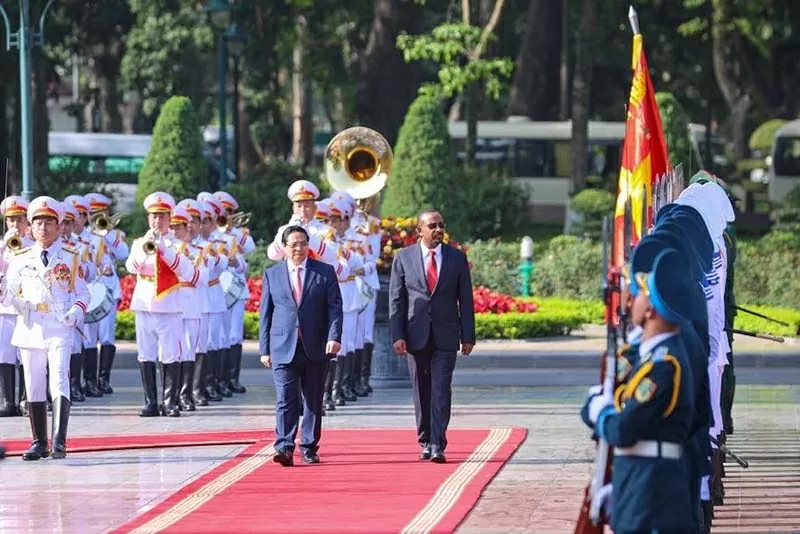 Thủ tướng Phạm Minh Chính và Thủ tướng Ethiopia Abiy Ahmed Ali duyệt Đội danh dự Quân đội nhân dân Việt Nam. (Nguồn: VGP)