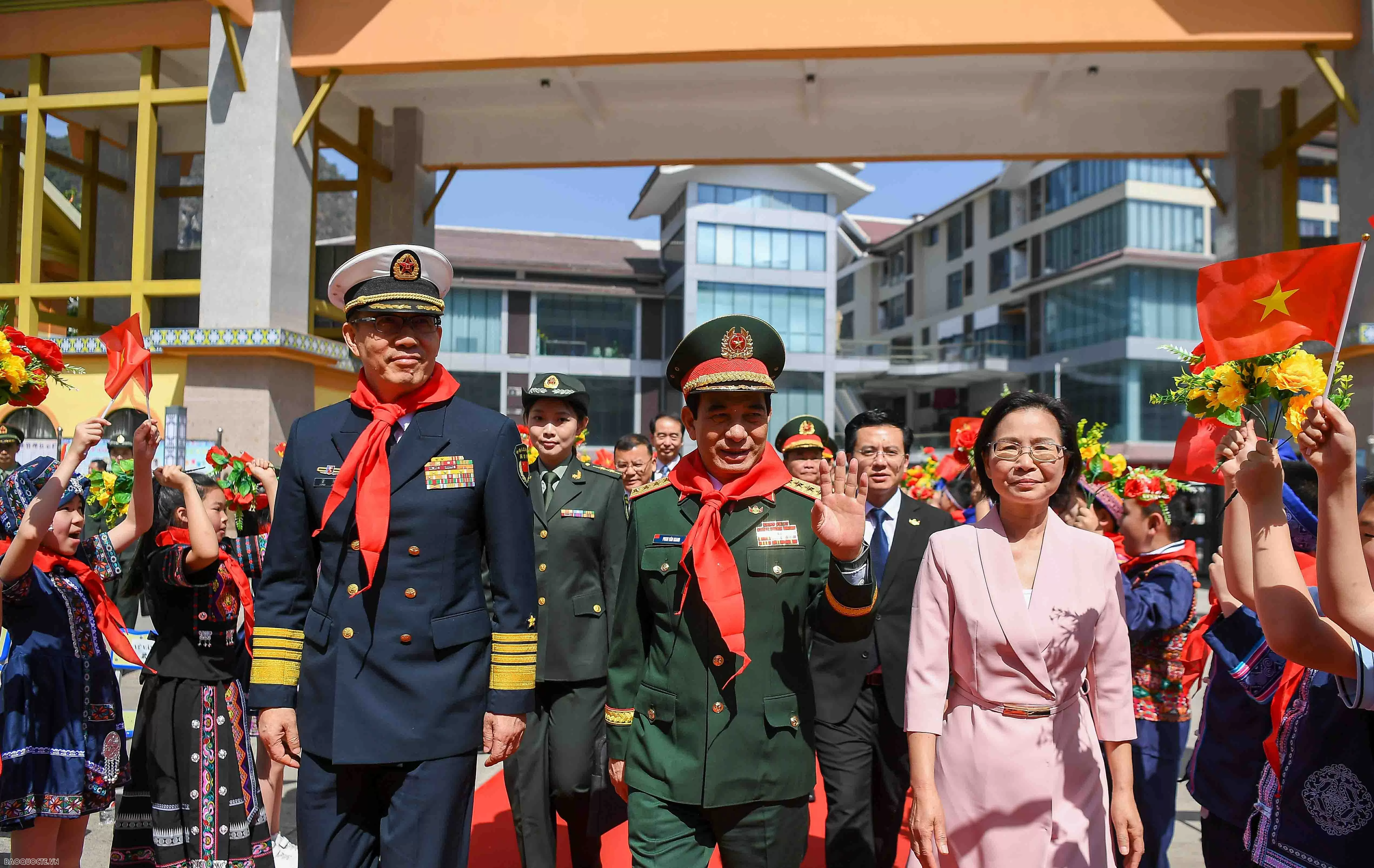 Vietnam, China Defence Ministers visit Primary School No. 4 in Pingxiang city, China's Guangxi Zhuang Autonomous Region Vietnam, China Defence Ministers visit Primary School No. 4 in Pingxiang city, China's Guangxi Zhuang Autonomous Region