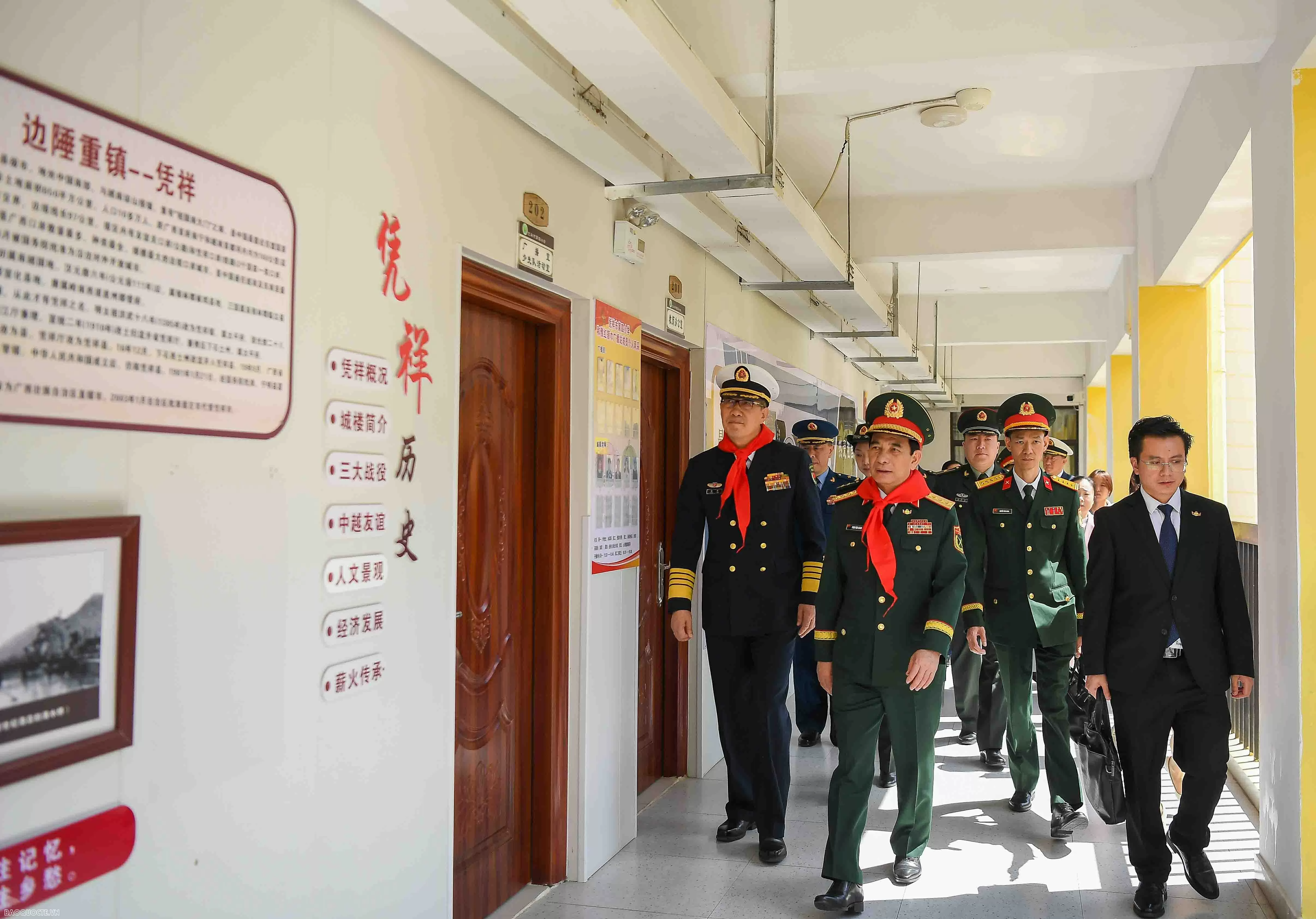 Vietnam, China Defence Ministers visit Primary School No. 4 in Pingxiang city, China's Guangxi Zhuang Autonomous Region Vietnam, China Defence Ministers visit Primary School No. 4 in Pingxiang city, China's Guangxi Zhuang Autonomous Region
