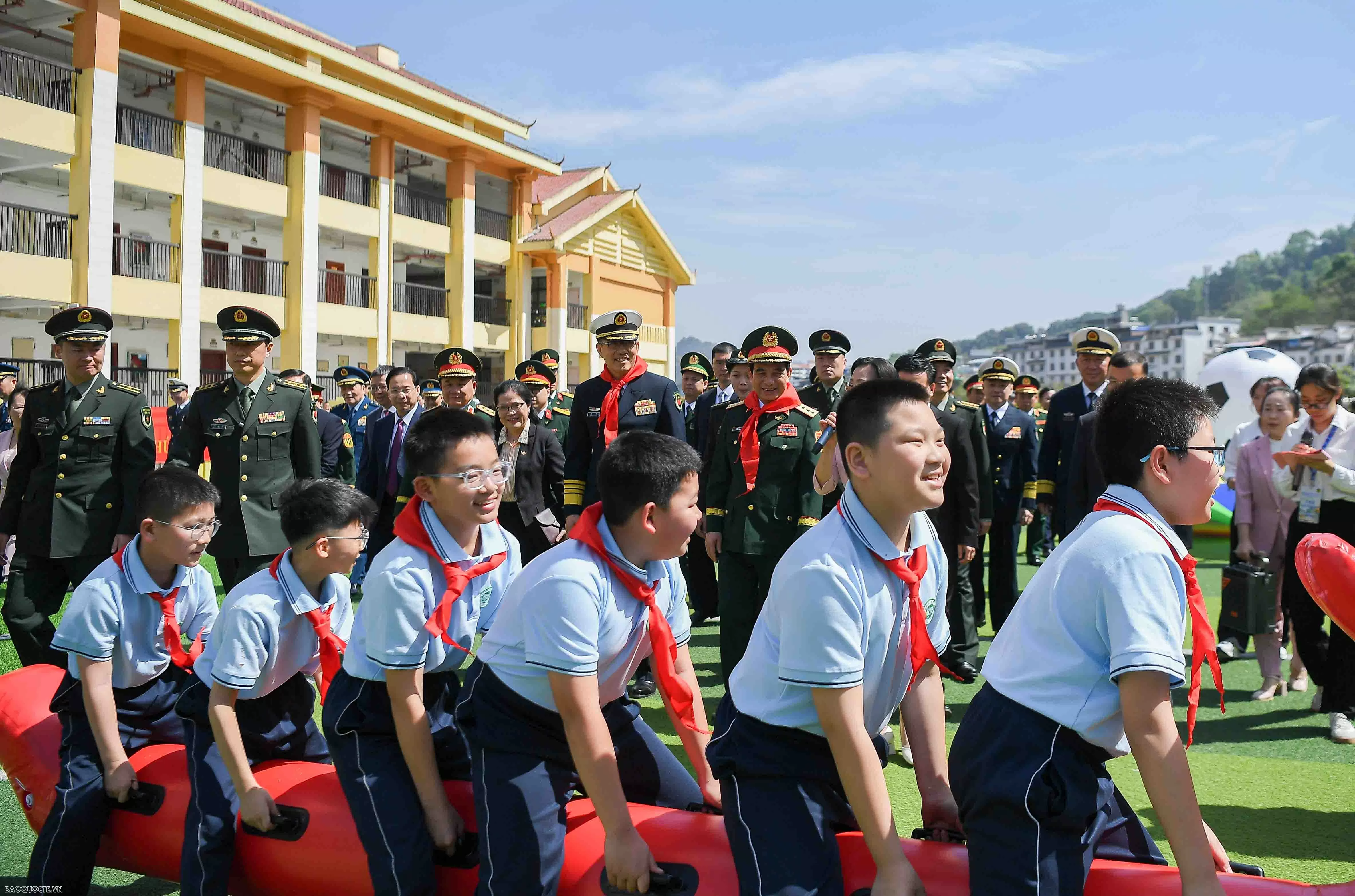 Vietnam, China Defence Ministers visit Primary School No. 4 in Pingxiang city, China's Guangxi Zhuang Autonomous Region Vietnam, China Defence Ministers visit Primary School No. 4 in Pingxiang city, China's Guangxi Zhuang Autonomous Region