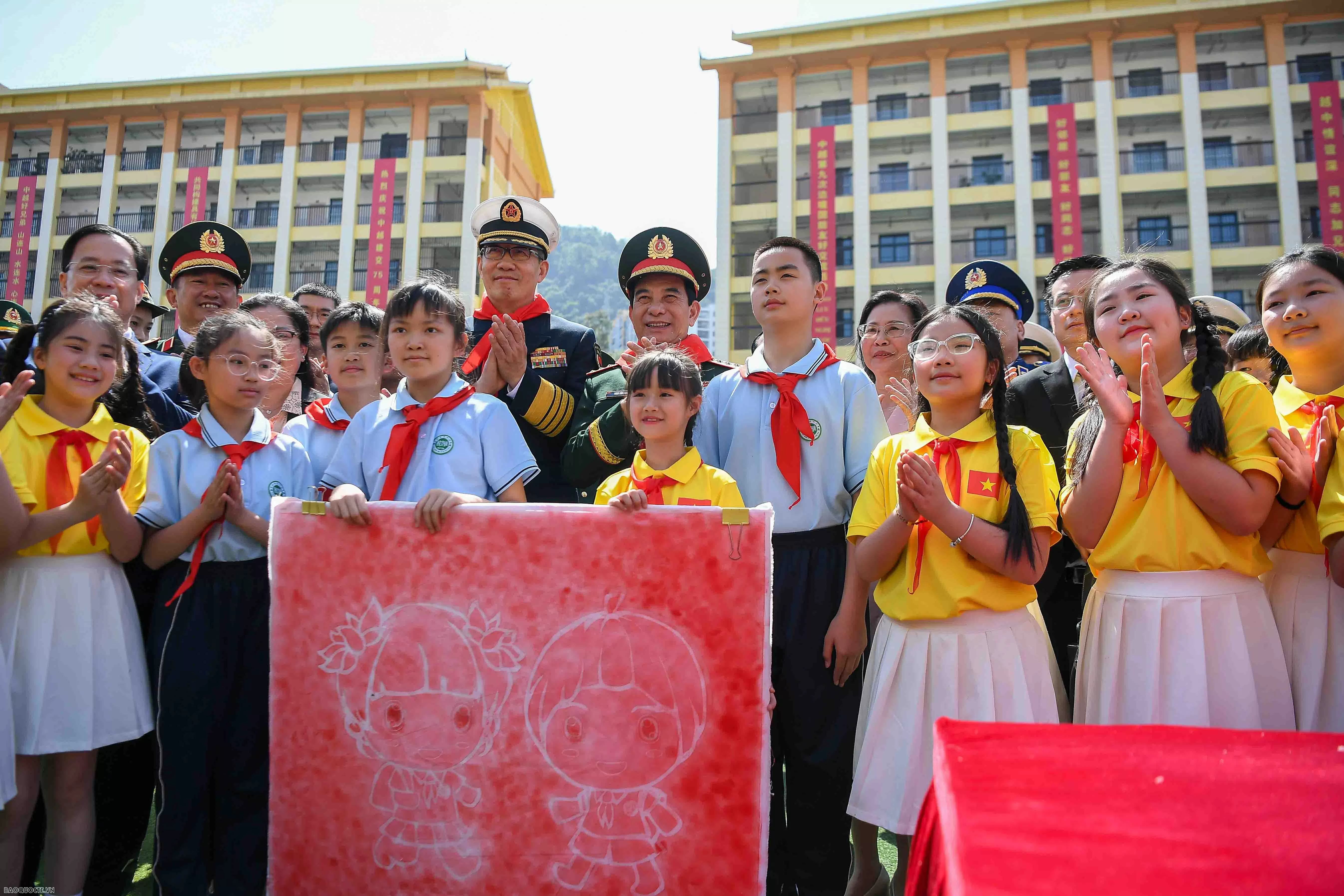 Vietnam, China Defence Ministers visit Primary School No. 4 in Pingxiang city, China's Guangxi Zhuang Autonomous Region Vietnam, China Defence Ministers visit Primary School No. 4 in Pingxiang city, China's Guangxi Zhuang Autonomous Region