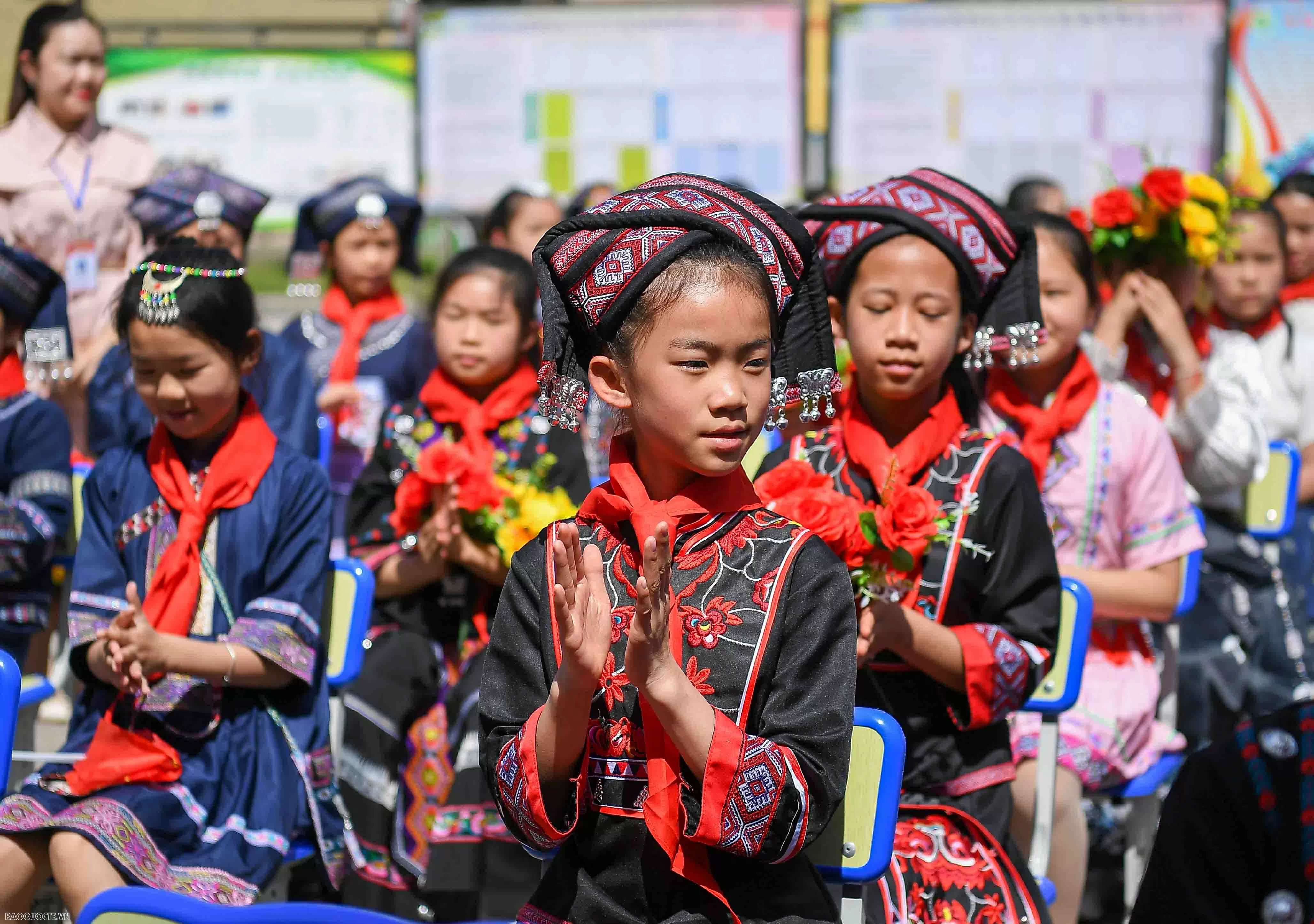 Vietnam, China Defence Ministers visit Primary School No. 4 in Pingxiang city, China's Guangxi Zhuang Autonomous Region