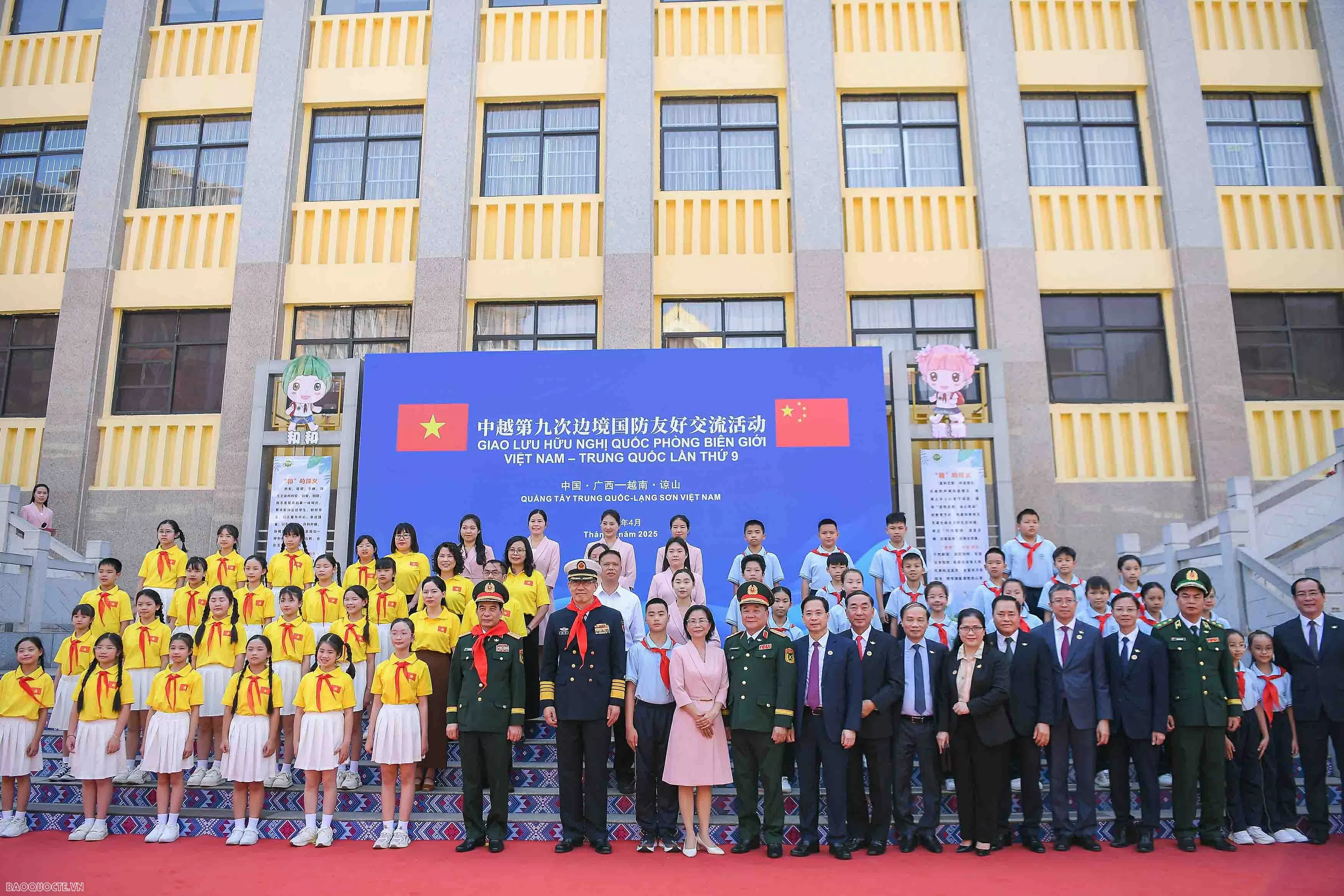 Vietnam, China Defence Ministers visit Primary School No. 4 in Pingxiang city, China's Guangxi Zhuang Autonomous Region