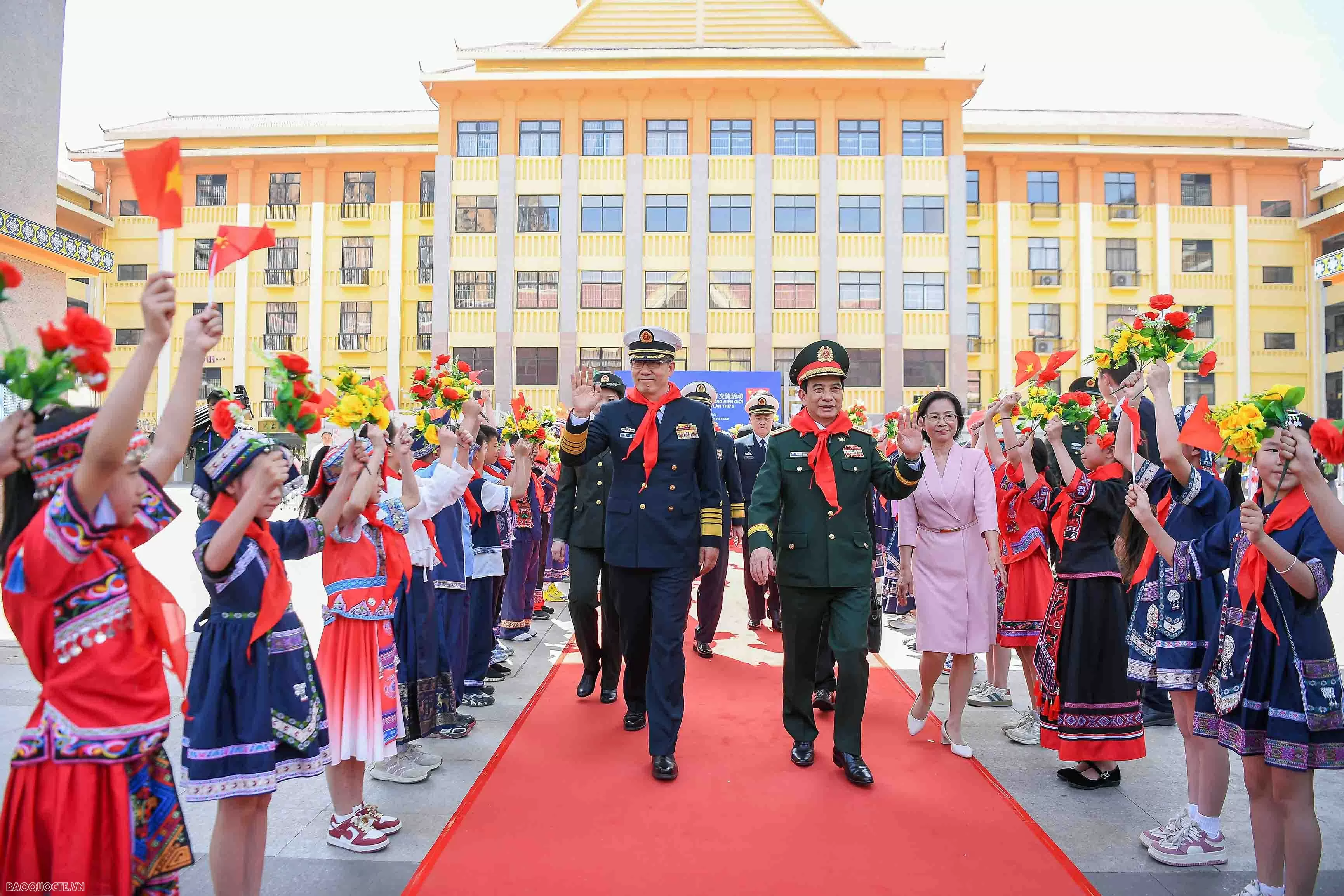 Vietnam, China Defence Ministers visit Primary School No. 4 in Pingxiang city, China's Guangxi Zhuang Autonomous Region