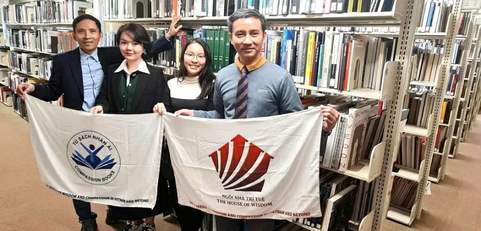 Ông Nguyễn Anh Tuấn, nhà sáng lập NNTT và đồng sáng lập Tủ sách Nhân ái cùng lãnh đạo 2 chương trình chụp ảnh cùng Tường Anh tại thư viện Đại học Wesleyan.