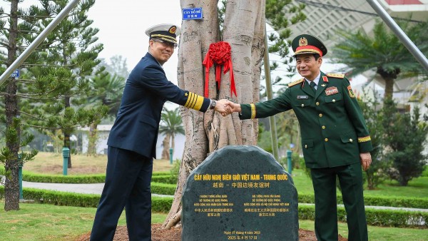 Vietnam, China Defence Ministers visit Border post, logistics park in Lang Son