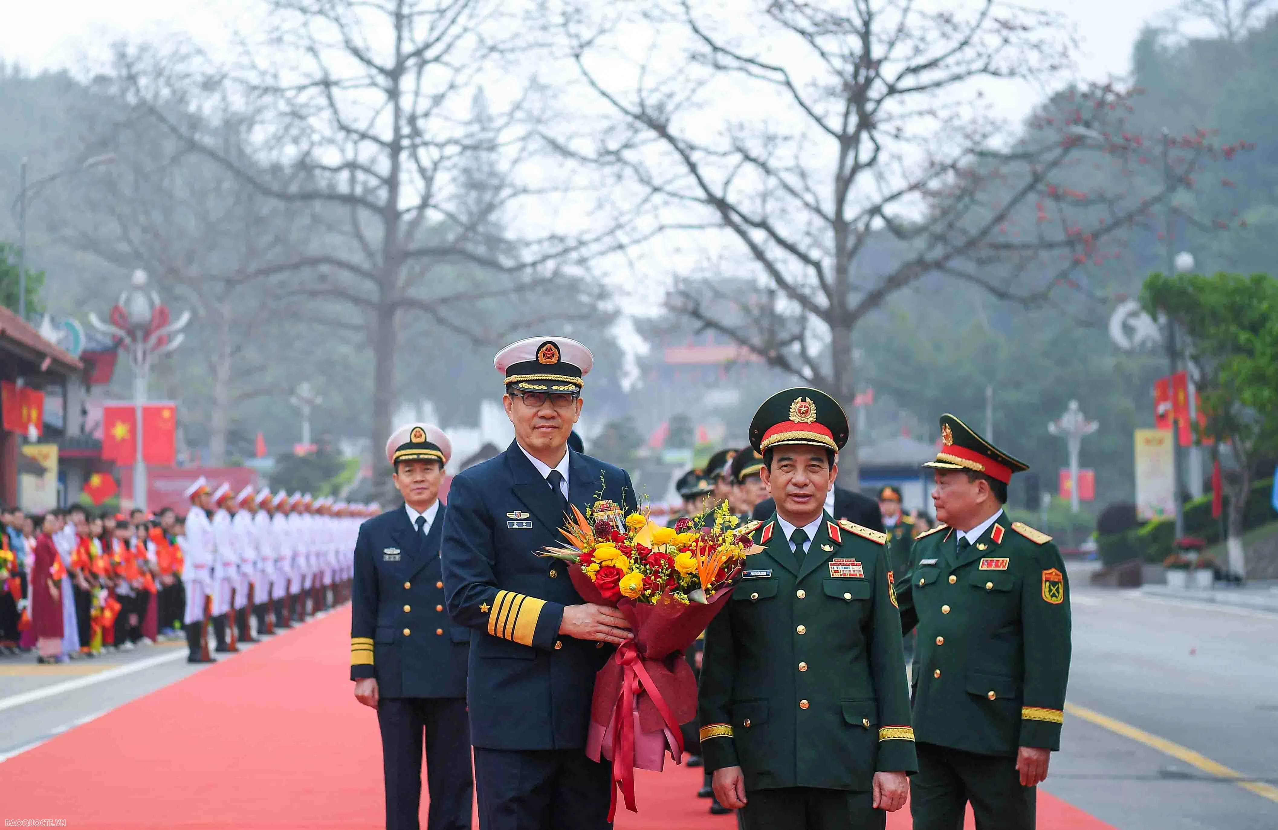 Vietnam, China Defence Ministers visit border post, logistics park in Lang Son