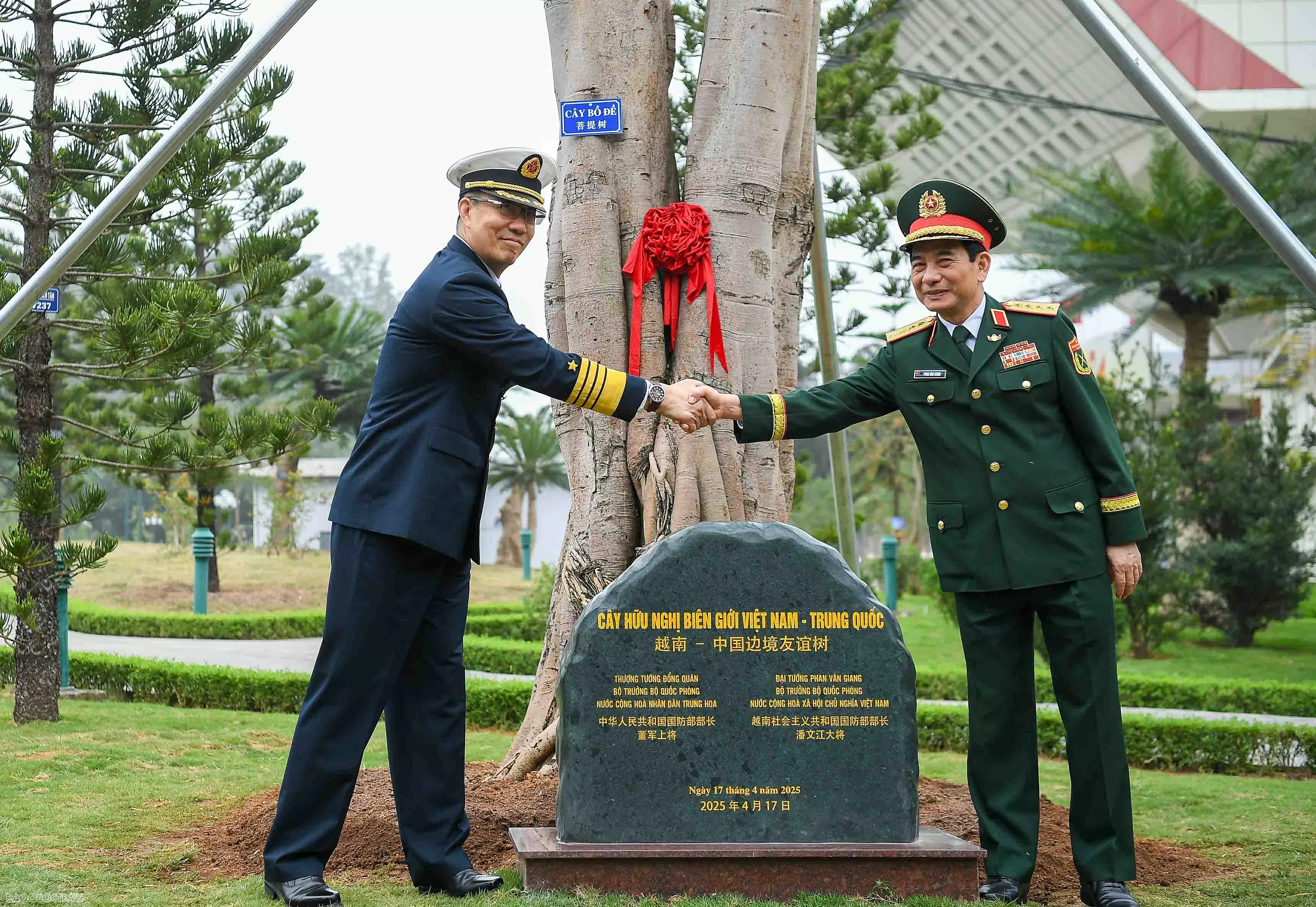 Vietnam, China Defence Ministers visit border post, logistics park in Lang Son