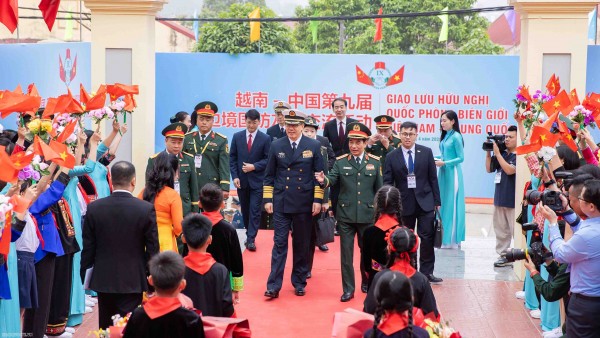 Vietnam, China Defence Ministers visit Dong Dang Primary School in Lang Son