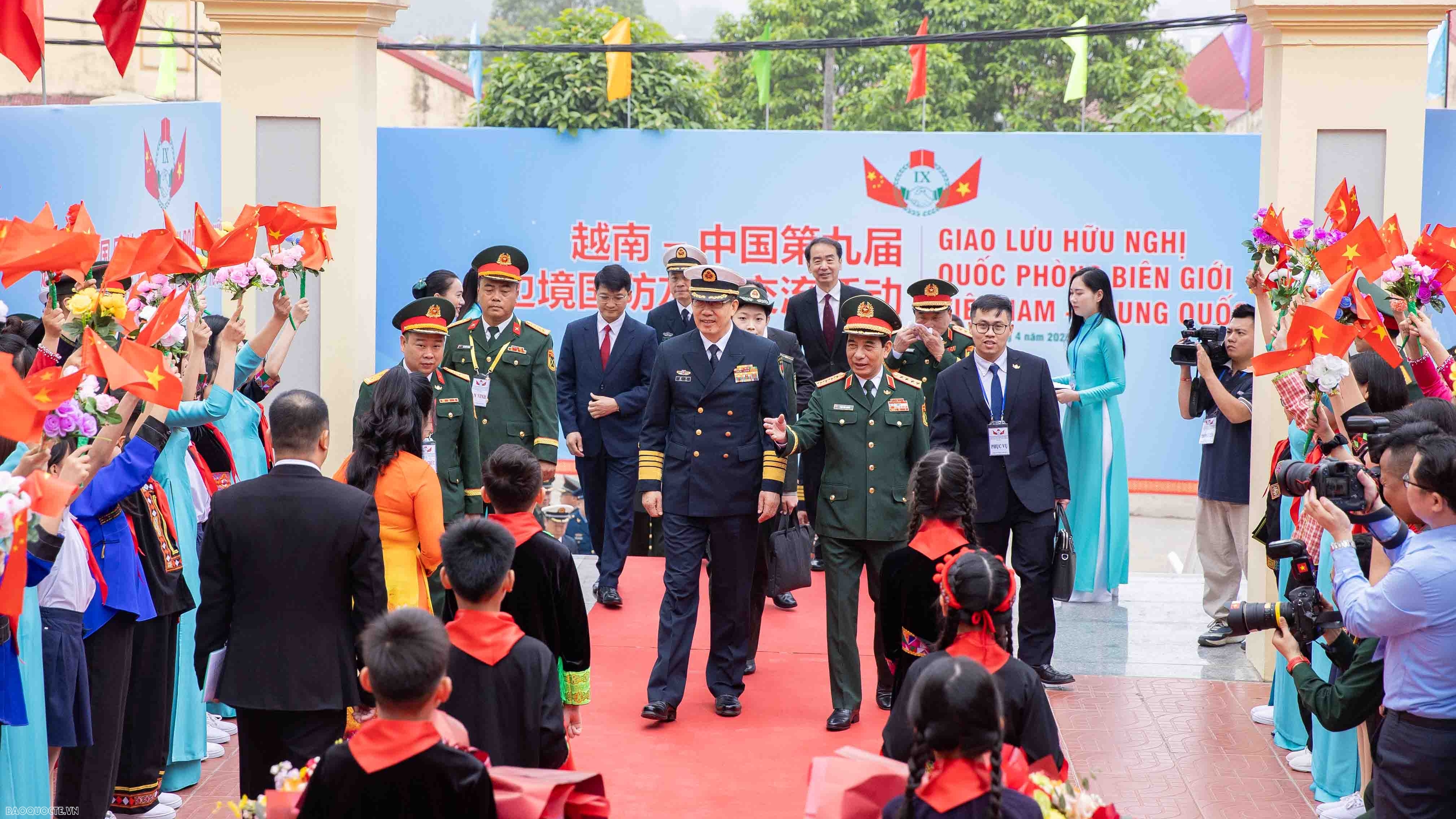 Vietnam, China Defence Ministers visit Dong Dang Primary School in Lang Son