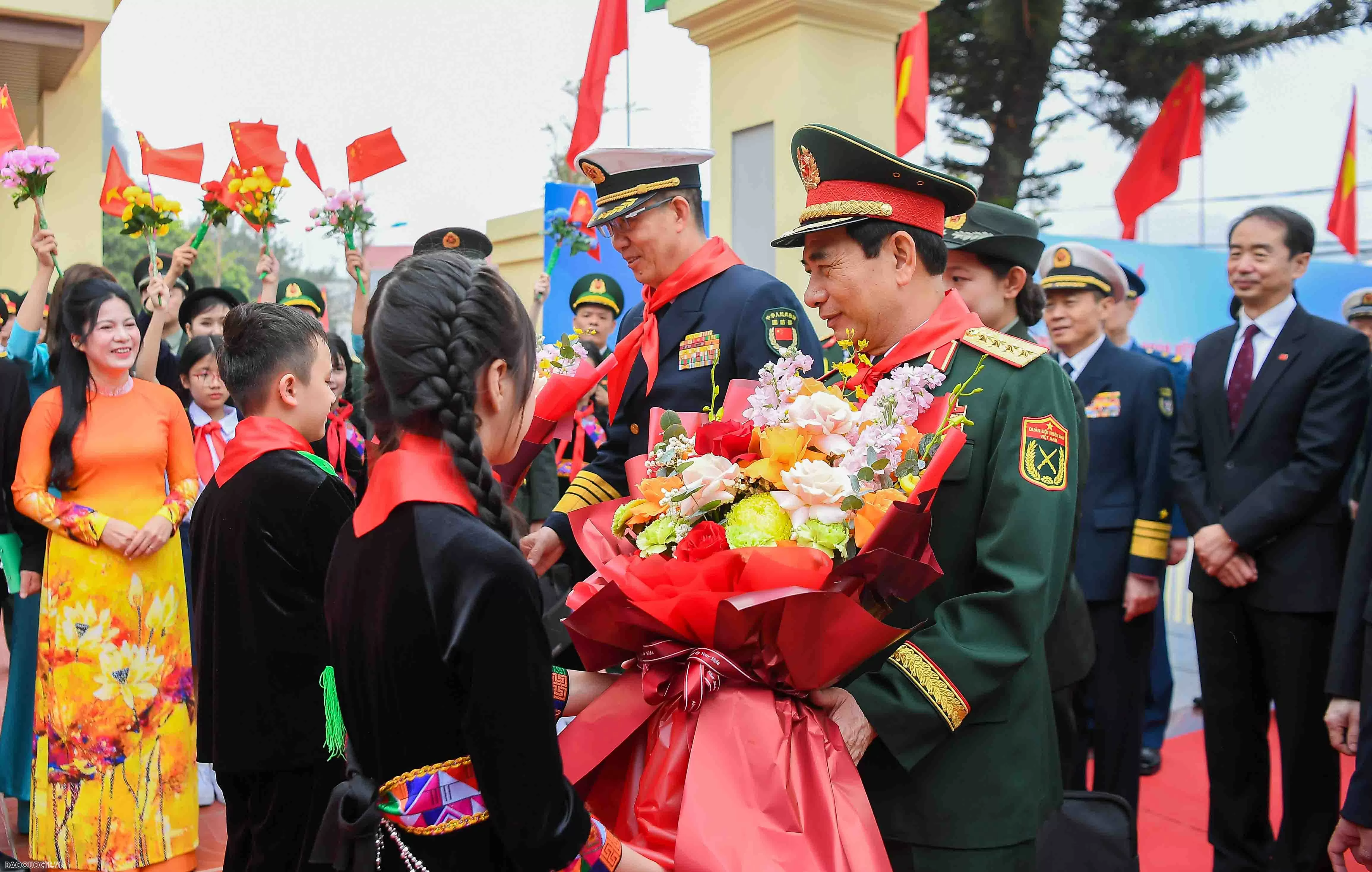 Tình cảm đặc biệt của thầy và trò trường Tiểu học Đồng Đăng dành cho hai Bộ trưởng Quốc phòng Việt Nam và Trung Quốc Tình cảm đặc biệt của thầy và trò trường Tiểu học Đồng Đăng dành cho hai Bộ trưởng Quốc phòng Việt Nam và Trung Quốc