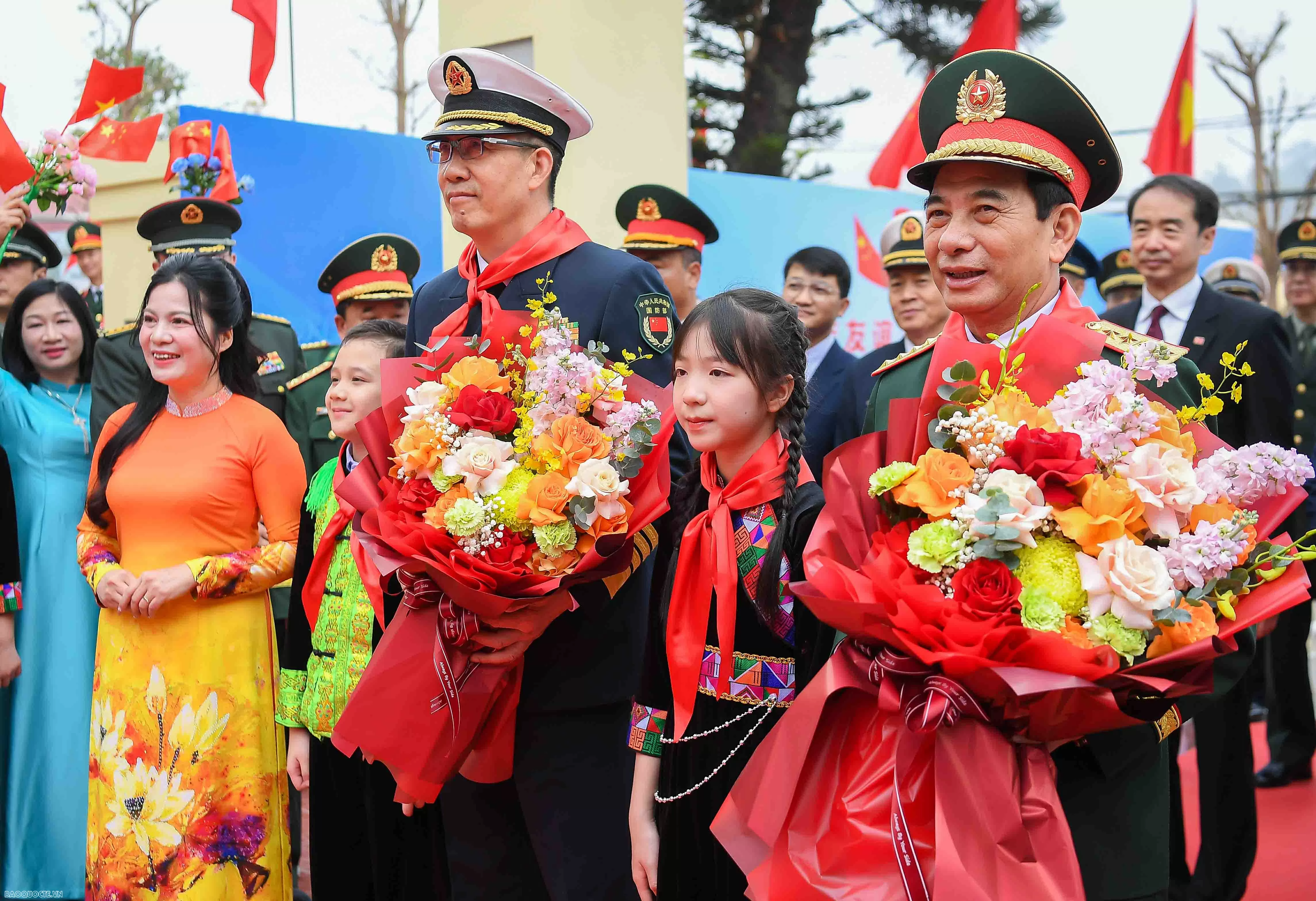 Tình cảm đặc biệt của thầy và trò trường Tiểu học Đồng Đăng dành cho hai Bộ trưởng Quốc phòng Việt Nam và Trung Quốc Tình cảm đặc biệt của thầy và trò trường Tiểu học Đồng Đăng dành cho hai Bộ trưởng Quốc phòng Việt Nam và Trung Quốc