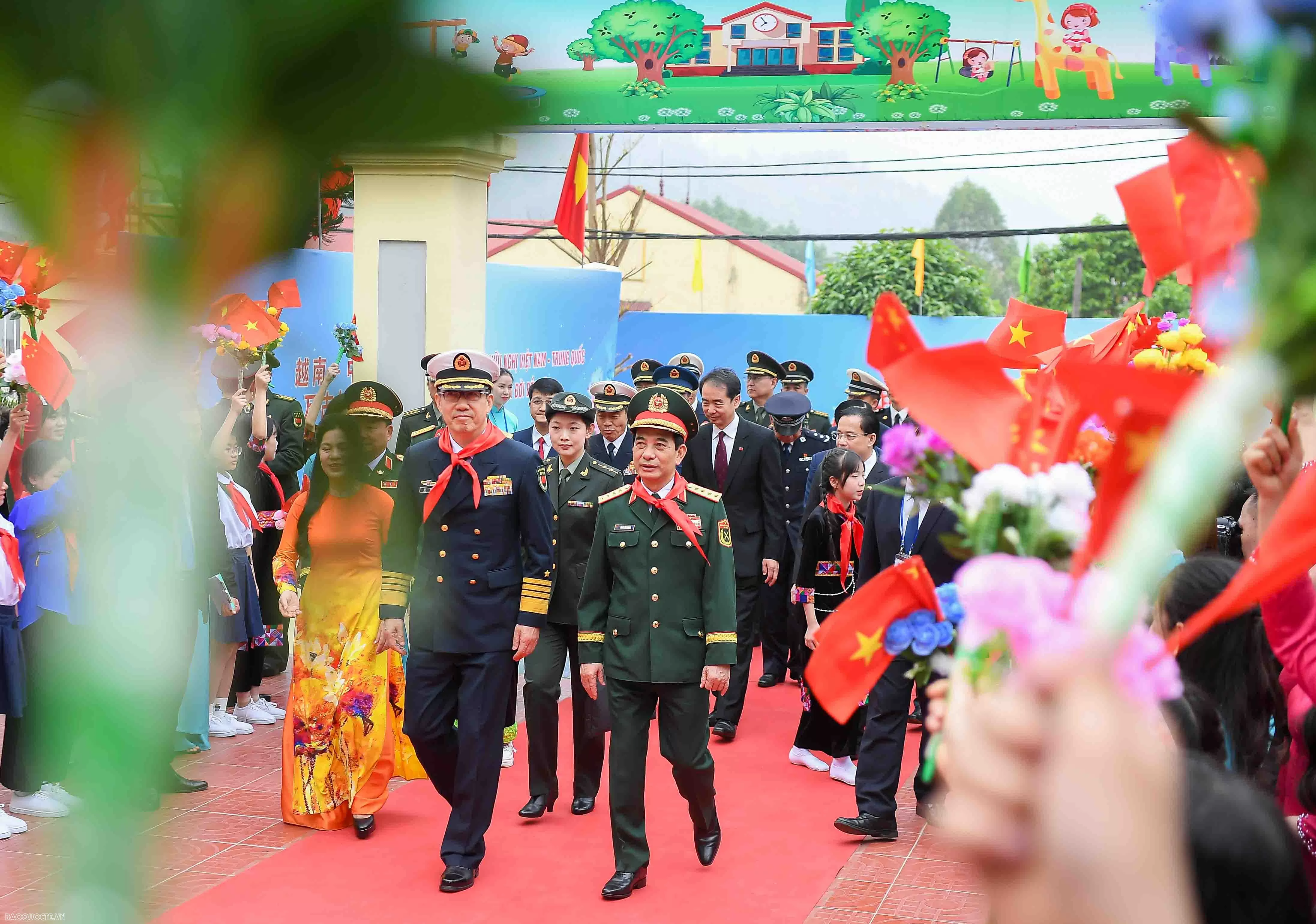 Tình cảm đặc biệt của thầy và trò trường Tiểu học Đồng Đăng dành cho hai Bộ trưởng Quốc phòng Việt Nam và Trung Quốc