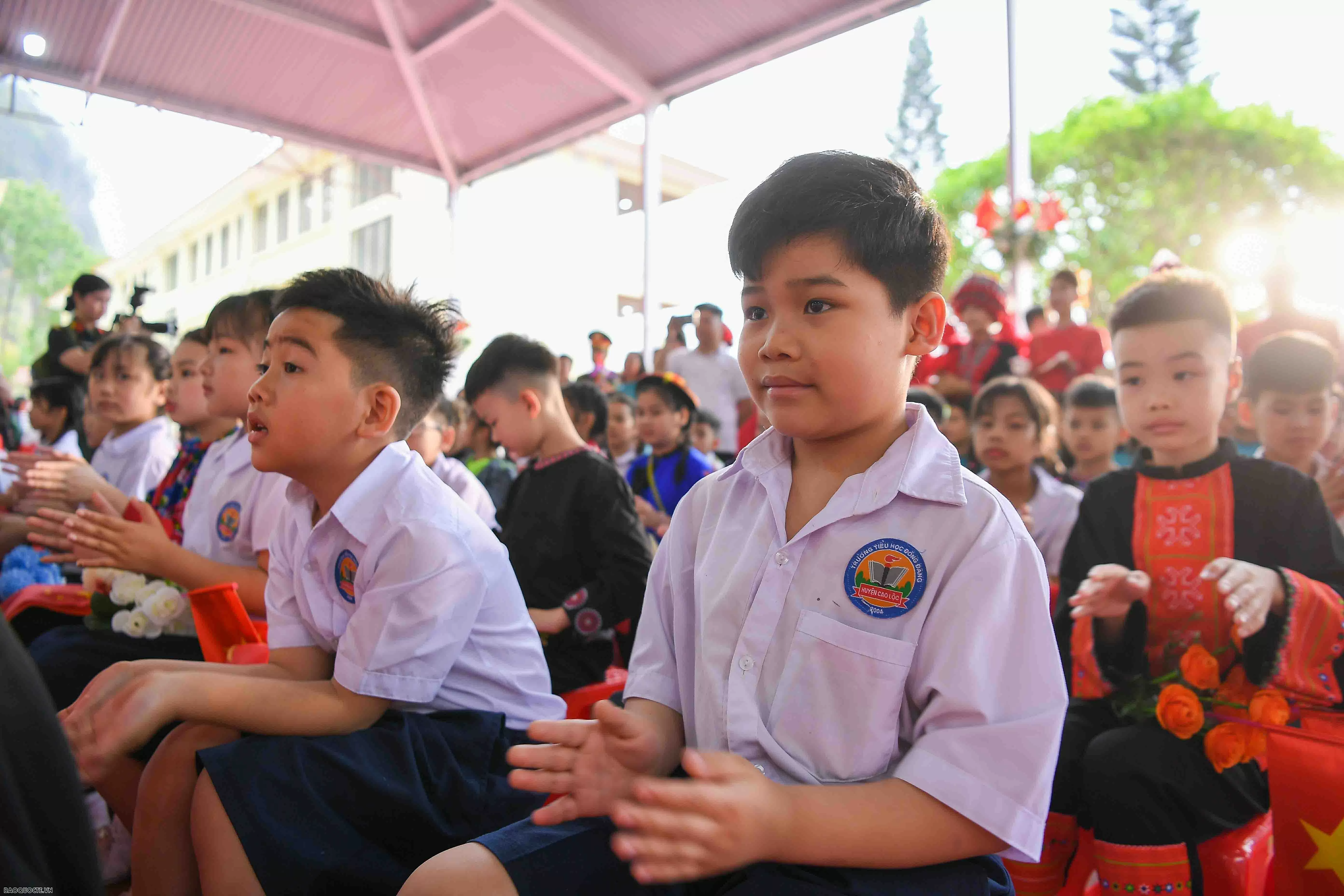 Tình cảm đặc biệt của thầy và trò trường Tiểu học Đồng Đăng dành cho hai Bộ trưởng Quốc phòng Việt Nam và Trung Quốc Tình cảm đặc biệt của thầy và trò trường Tiểu học Đồng Đăng dành cho hai Bộ trưởng Quốc phòng Việt Nam và Trung Quốc