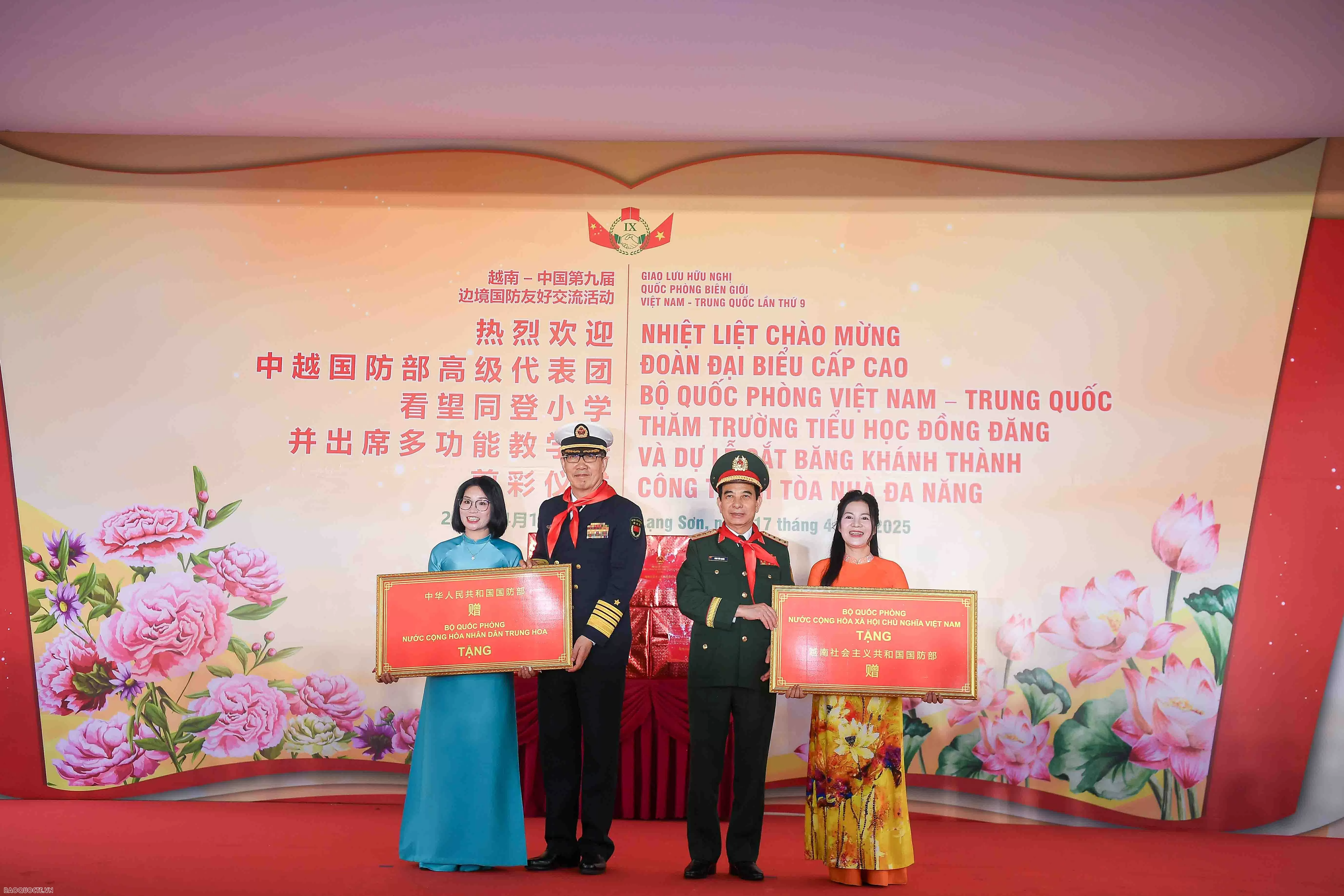 Tình cảm đặc biệt của thầy và trò trường Tiểu học Đồng Đăng dành cho hai Bộ trưởng Quốc phòng Việt Nam và Trung Quốc