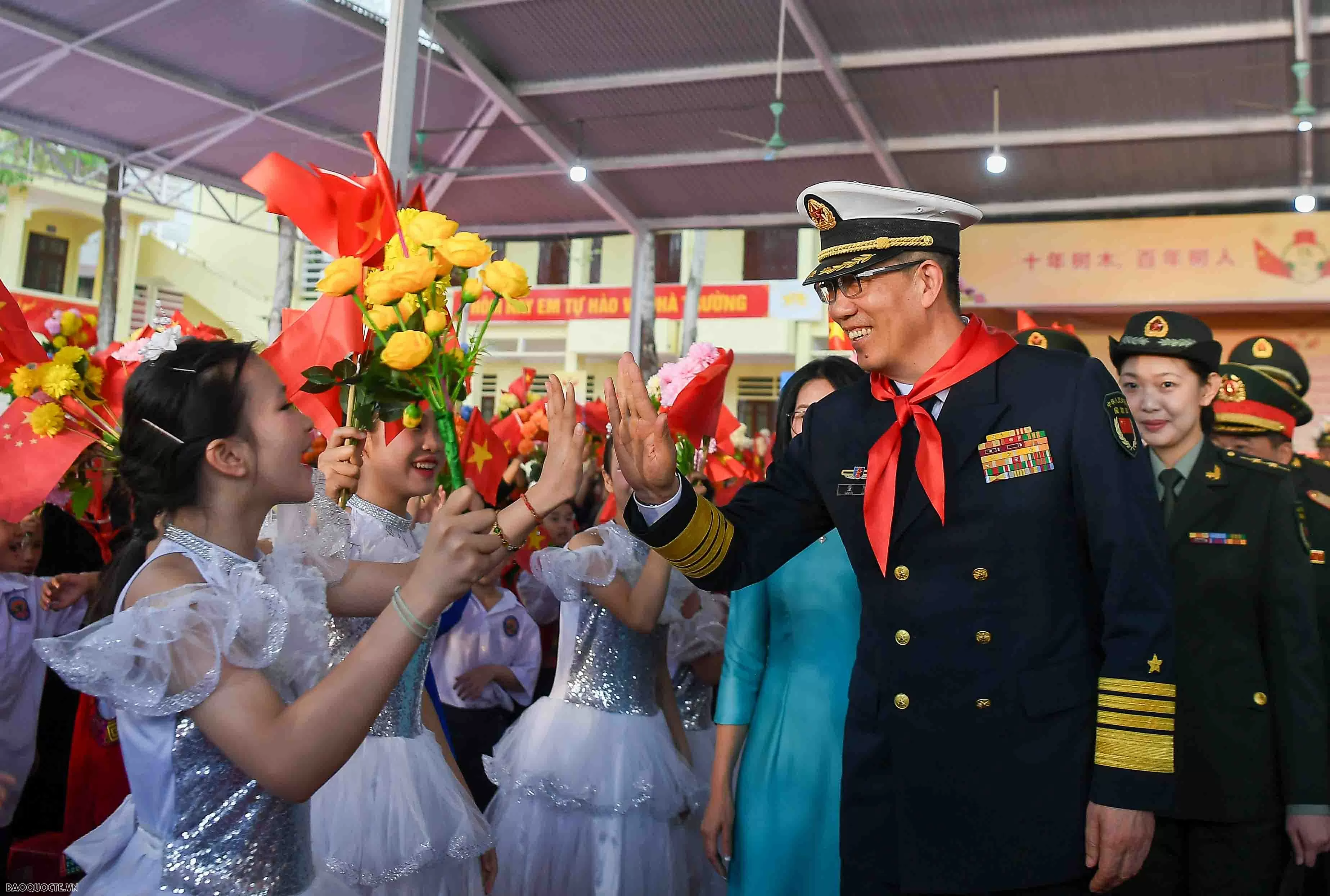 Tình cảm đặc biệt của thầy và trò trường Tiểu học Đồng Đăng dành cho hai Bộ trưởng Quốc phòng Việt Nam và Trung Quốc