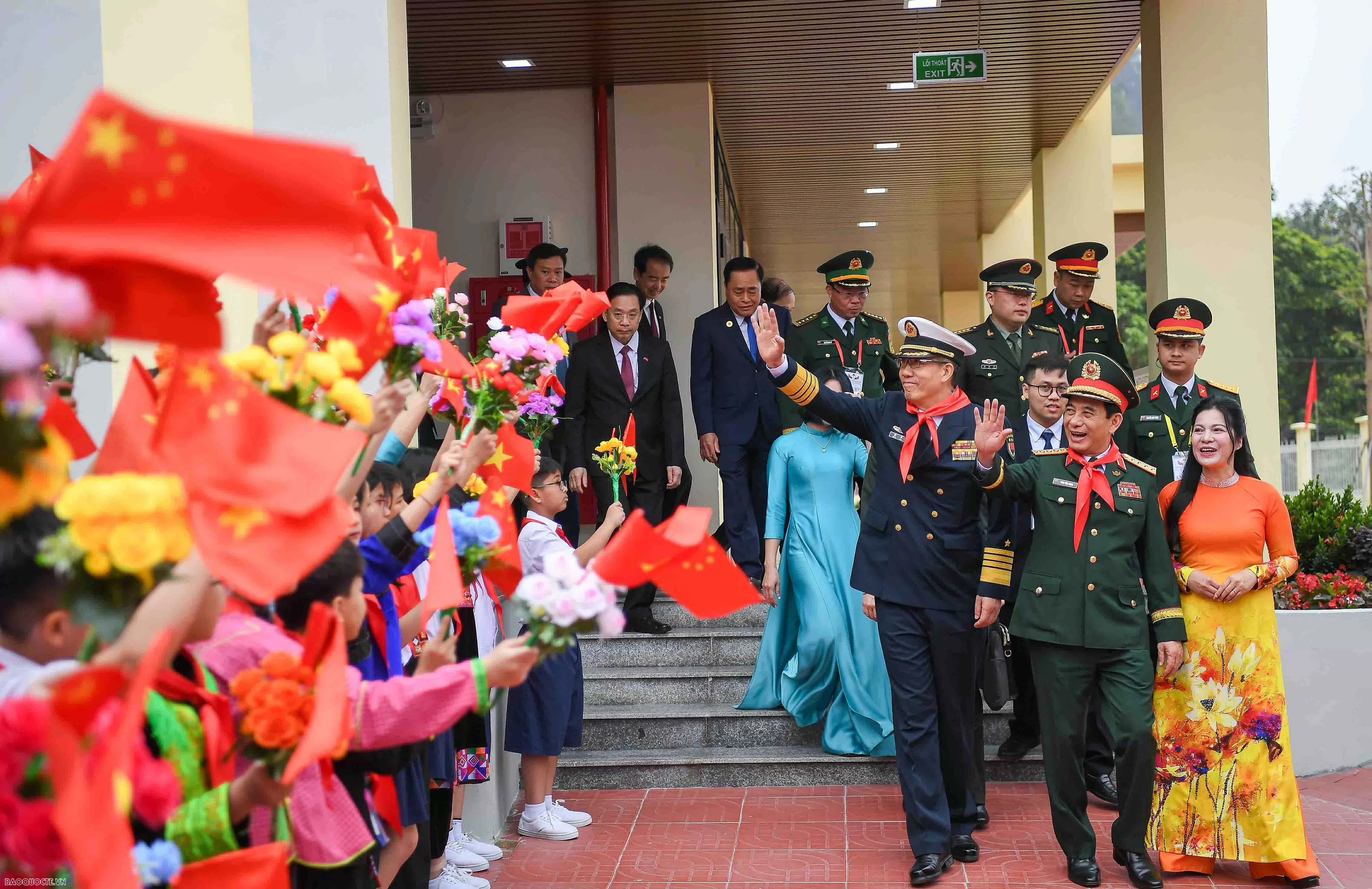 Tình cảm đặc biệt của thầy và trò trường Tiểu học Đồng Đăng dành cho hai Bộ trưởng Quốc phòng Việt Nam và Trung Quốc