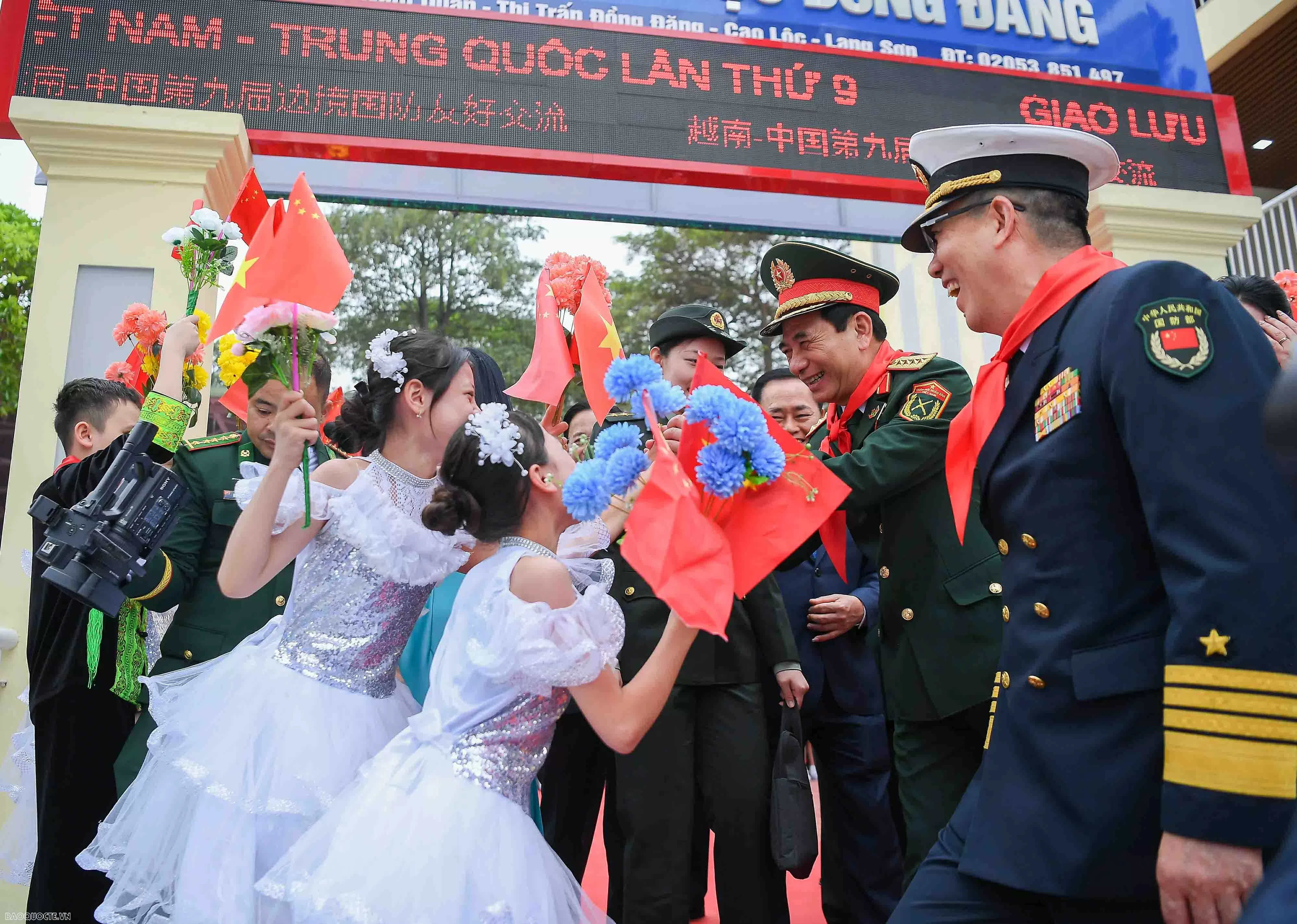 Tình cảm đặc biệt của thầy và trò trường Tiểu học Đồng Đăng dành cho hai Bộ trưởng Quốc phòng Việt Nam và Trung Quốc Tình cảm đặc biệt của thầy và trò trường Tiểu học Đồng Đăng dành cho hai Bộ trưởng Quốc phòng Việt Nam và Trung Quốc