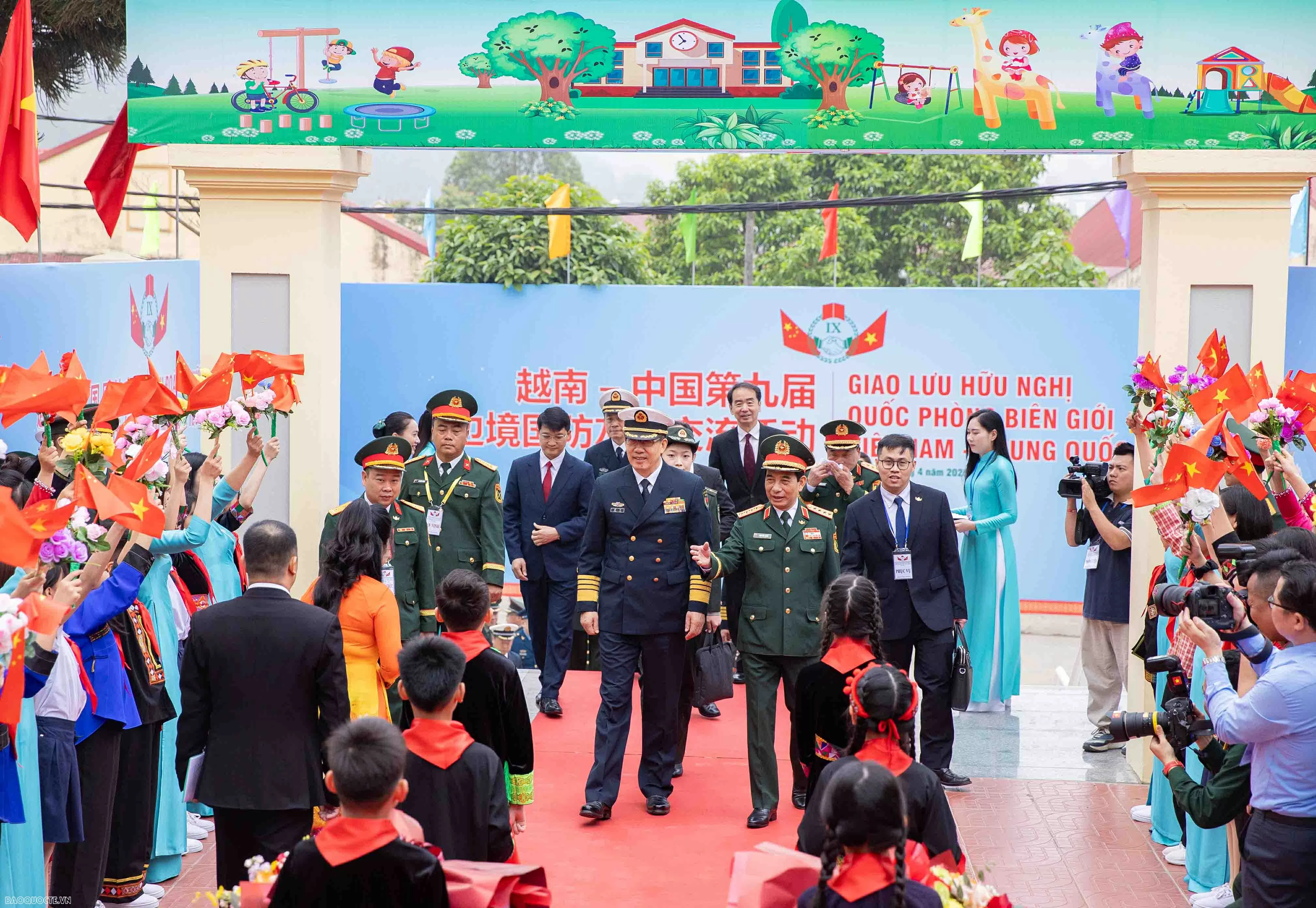 Tình cảm đặc biệt của thầy và trò trường Tiểu học Đồng Đăng dành cho hai Bộ trưởng Quốc phòng Việt Nam và Trung Quốc