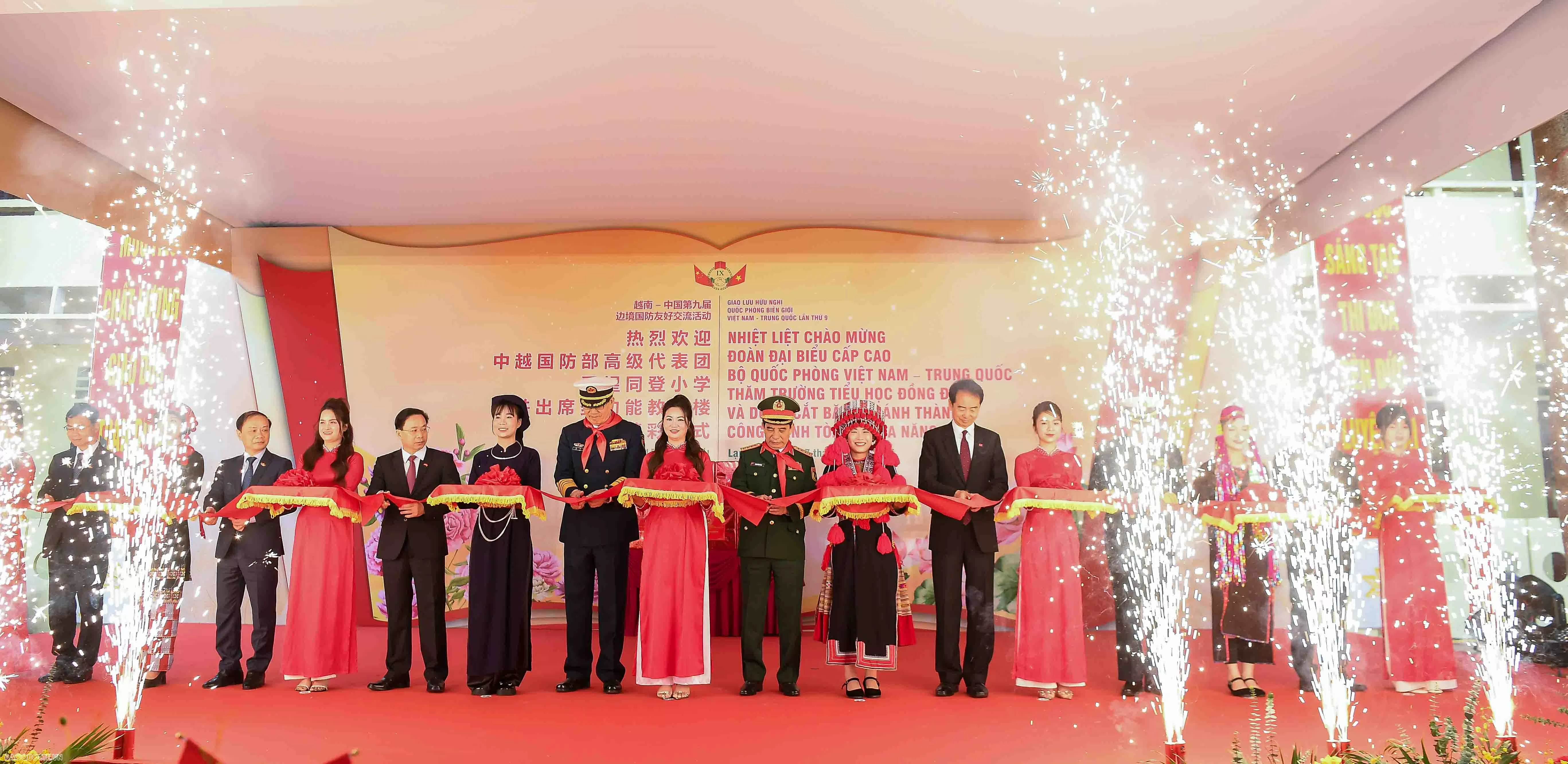 Nhân dịp này, hai Bộ trưởng cùng các đại biểu cắt băng khánh thành Tòa nhà đa năng do Bộ Quốc phòng Việt Nam xây tặng Trường Tiểu học Đồng Đăng. Nhân dịp này, hai Bộ trưởng cùng các đại biểu cắt băng khánh thành Tòa nhà đa năng do Bộ Quốc phòng Việt Nam xây tặng Trường Tiểu học Đồng Đăng.