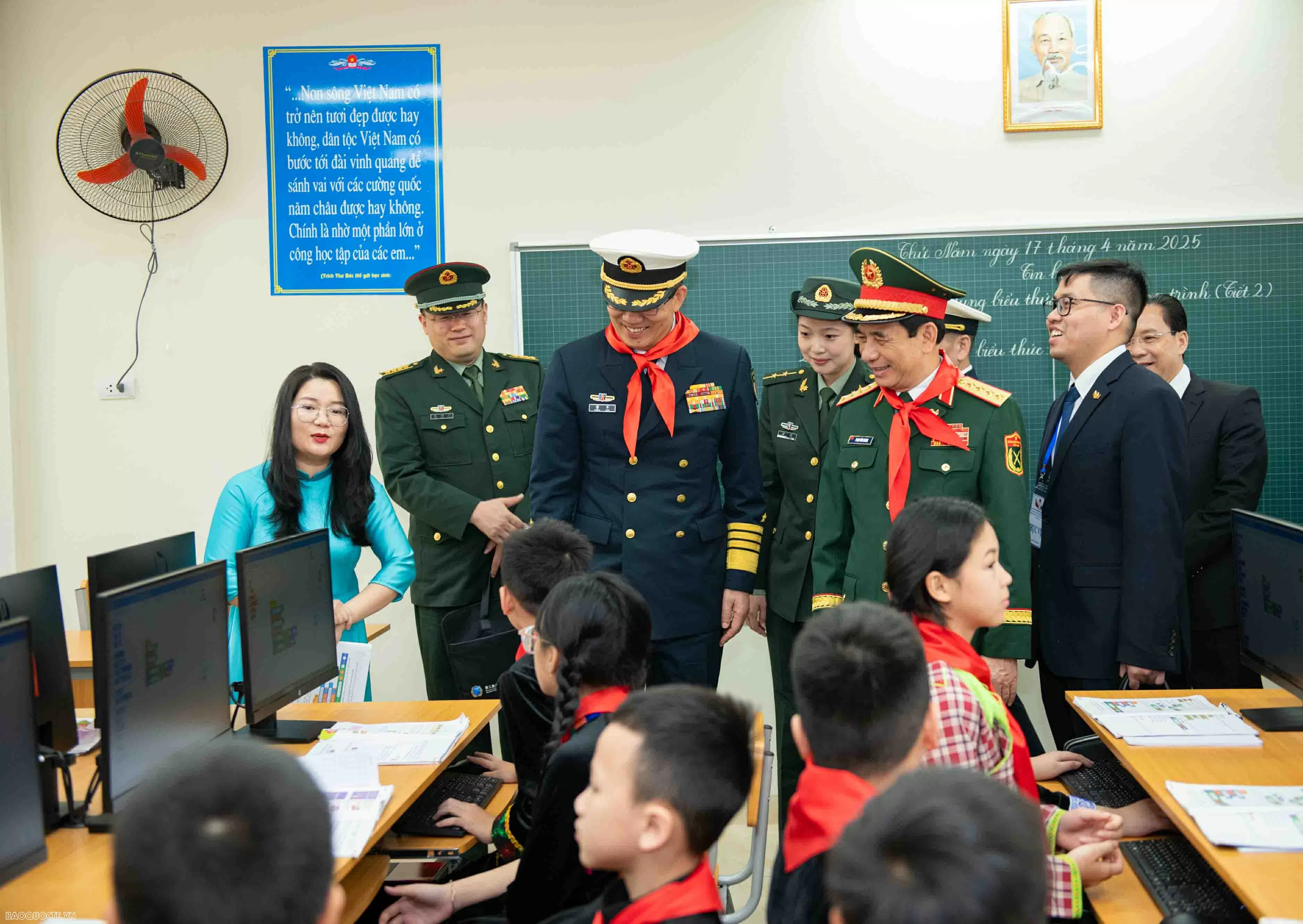 Sau đó, Bộ trưởng Bộ Quốc phòng hai nước và các đại biểu tham quan công trình Tòa nhà đa năng. Sau đó, Bộ trưởng Bộ Quốc phòng hai nước và các đại biểu tham quan công trình Tòa nhà đa năng.