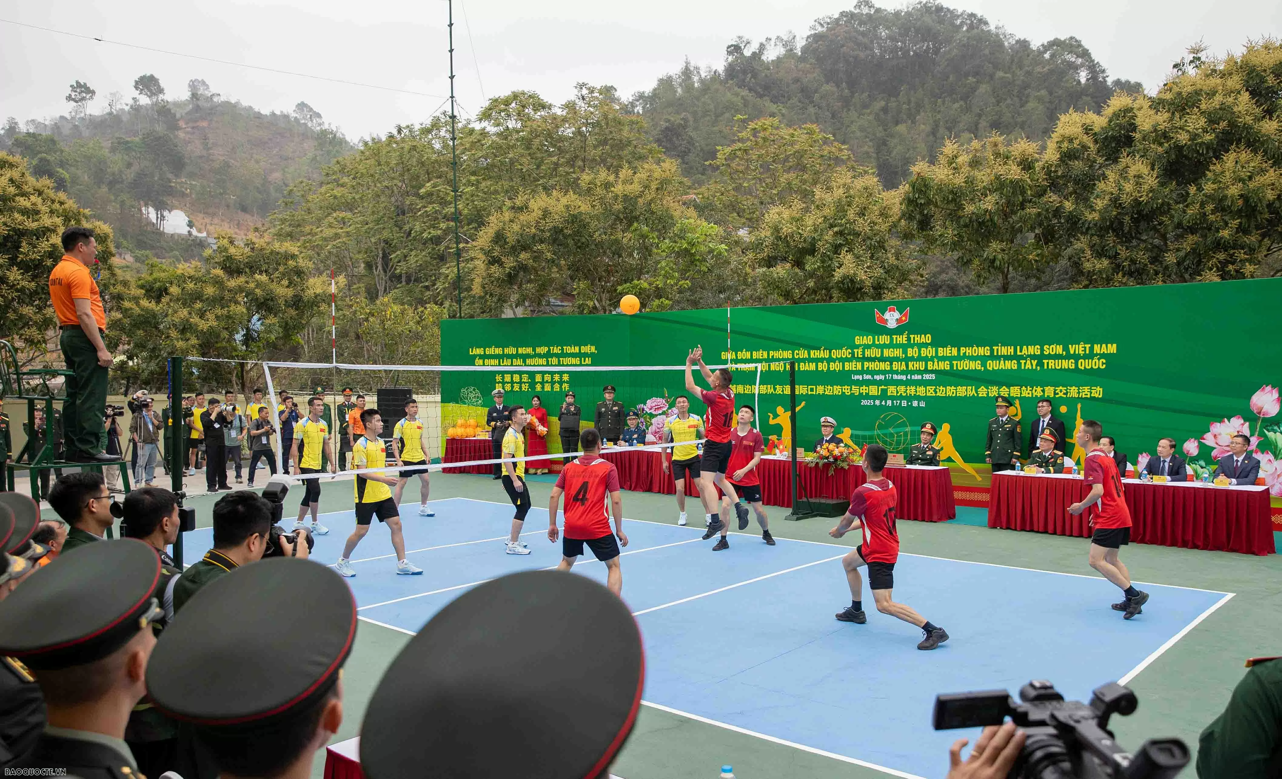 Vietnam, China Defence Ministers visit Border post, logistics park in Lang Son Vietnam, China Defence Ministers visit Border post, logistics park in Lang Son