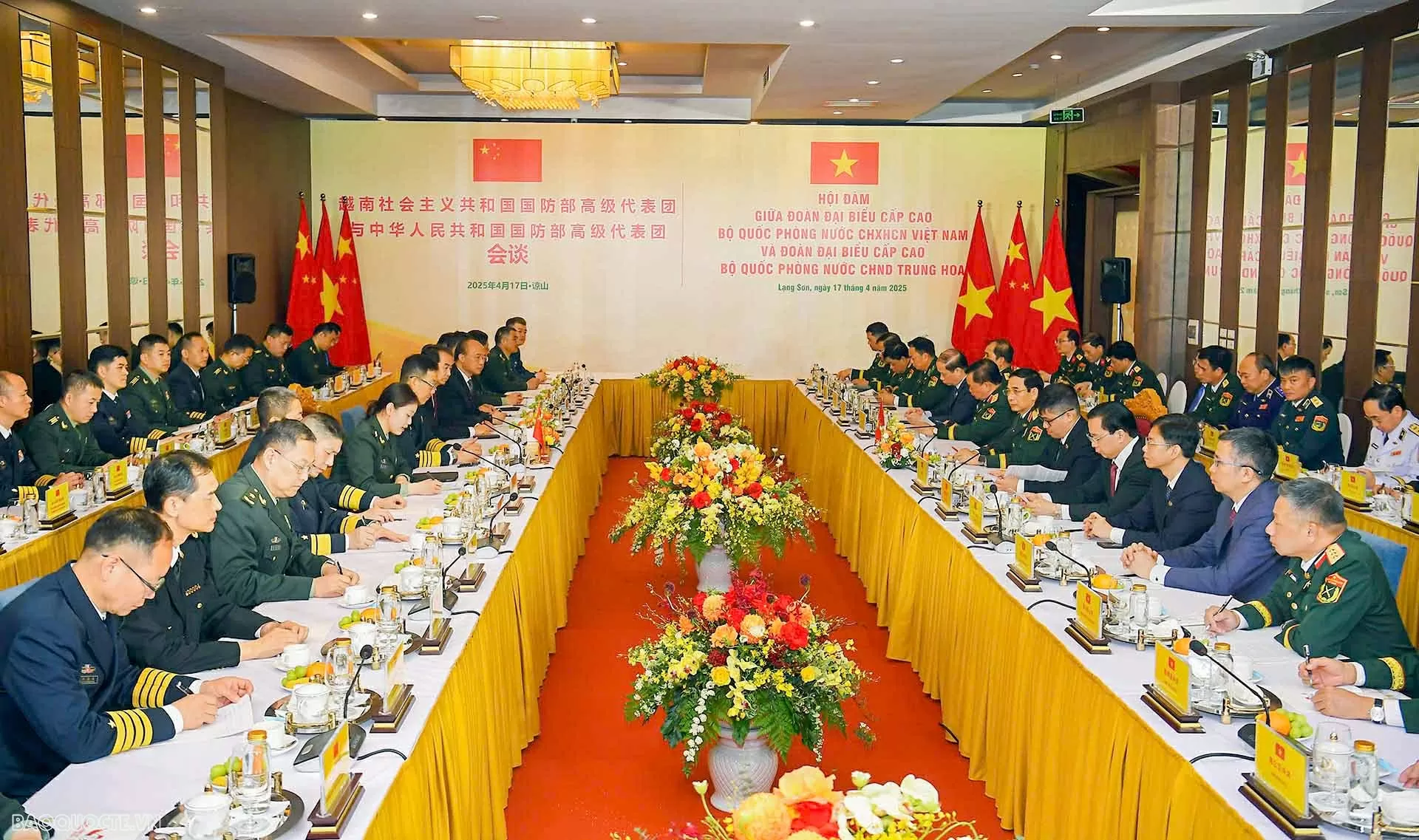 Bộ trưởng Phan Văn Giang mời Bộ trưởng Đổng Quân dự 50 năm ngày Việt Nam giải phóng đất nước Bộ trưởng Phan Văn Giang mời Bộ trưởng Đổng Quân dự 50 năm ngày Việt Nam giải phóng đất nước